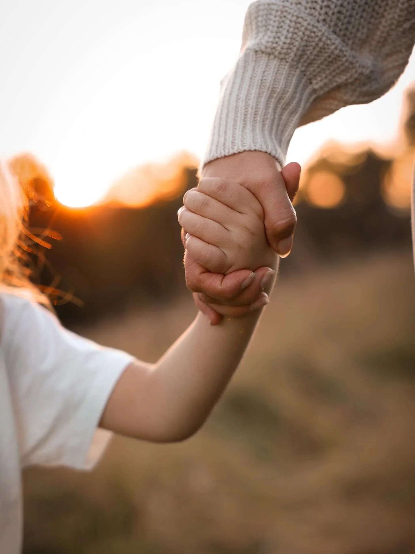 Eine Hand, die hält, wenn die Welt groß wird. ๐โจ๐ฅน
Die Hand einer Mama – sicher, schützend, immer da – begleitet ihr Kind auf jedem Schritt des Weges. Sie gibt Halt, Vertrauen und Liebe, auch wenn das Herz manchmal schnel