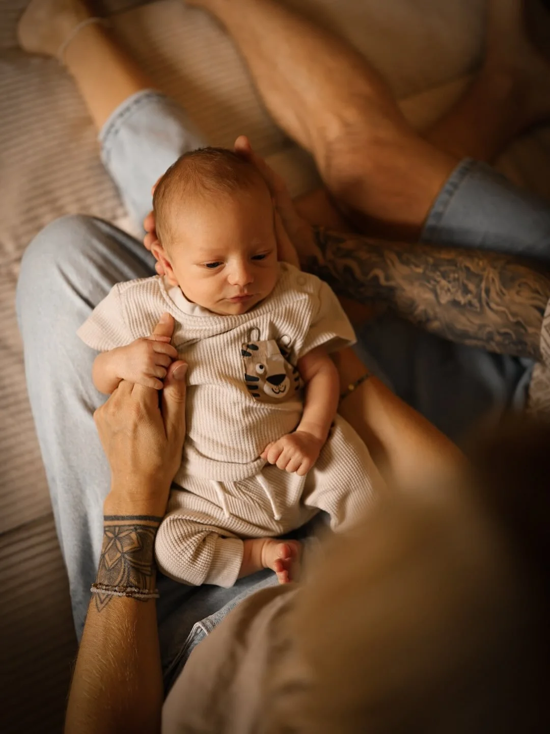 Diese Bilder sind mehr als Erinnerungen. ๐ฅนโจ๐
Sie zeigen nicht nur, wie klein ihr einmal wart – sondern auch, wie groß die Liebe schon von Anfang an war.
Noch im Bauch, wenn Mama euch voller Vorfreude angelächelt hat.
In ihren Armen