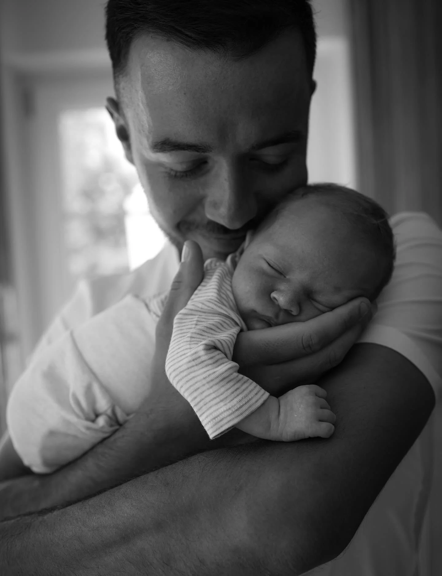 Manchmal h&auml;lt die Zeit f&uuml;r einen Moment einfach an. 🥹☝🏼 Dieses Kuscheln, dieses Ankommen, dieses leise &bdquo;Ich bin da&ldquo; zwischen den beiden&hellip;
Solche Augenblicke ber&uuml;hren mich jedes Mal so sehr. 🥹
Diese unbeschreibliche