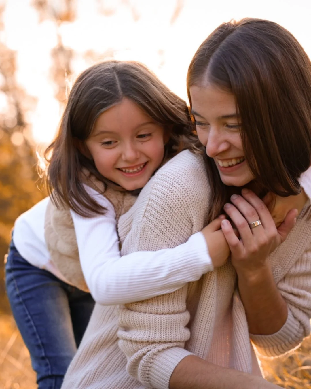 Bei mir m&uuml;sst ihr keine perfekten Posen k&ouml;nnen. Kein &bdquo;bitte stillstehen&ldquo;, kein k&uuml;nstliches L&auml;cheln.
Ihr d&uuml;rft laufen, lachen, kuscheln und einfach ihr selbst sein.
Ich gebe euch kleine Impulse &ndash; und daraus e