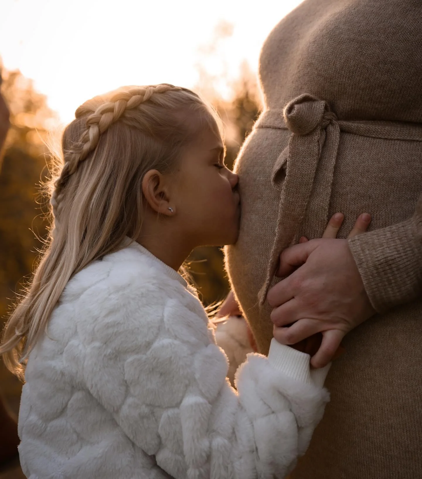 Ein Bussal f&uuml;r das kleine Baby, das schon jetzt so sehr geliebt wird.🥰✨
Die gro&szlig;e Schwester wartet voller Vorfreude und ein neuer Lebensabschnitt beginnt bald f&uuml;r alle. Denn Geschwisterliebe entsteht schon lange vor dem ersten Kennen