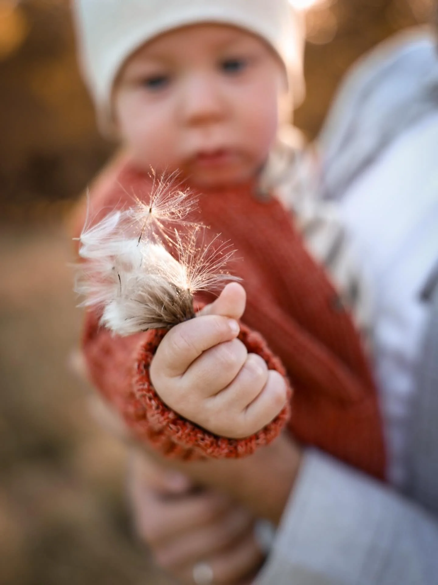 Ich liebe diese kleinen Details.
&ndash; die uns erinnern, wie klein sie einmal waren. 🤍✨

#kinderh&auml;nde #outdoorshooting #kindheitsmomente