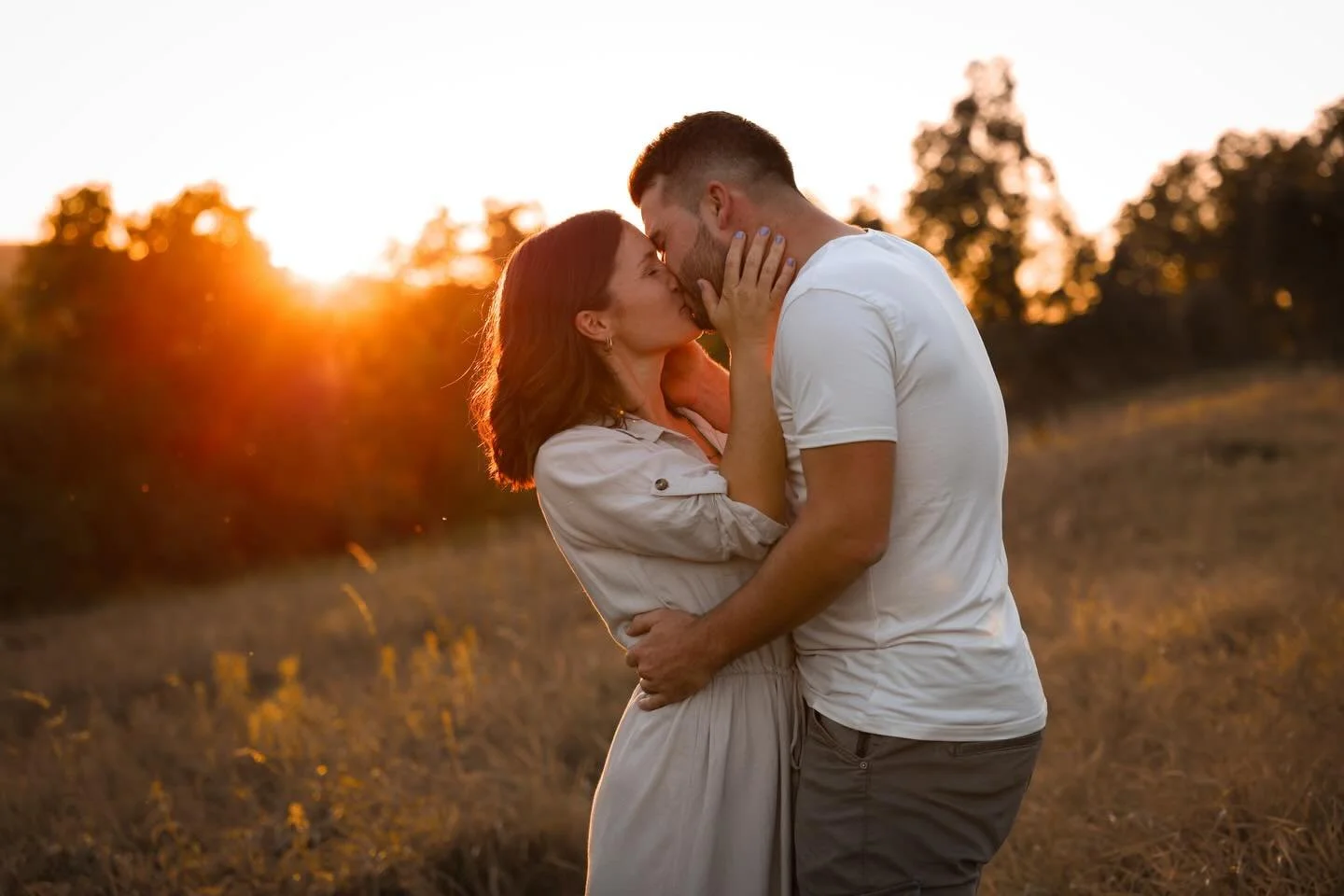Ein lauer Sommerabend und dieses leise Gl&uuml;ck dazwischen.
Dieses Shooting war kein Posen, sondern ein wundersch&ouml;ner Sommermoment 
zum Innehalten, Genie&szlig;en
und einfach Sein. 🥹💛