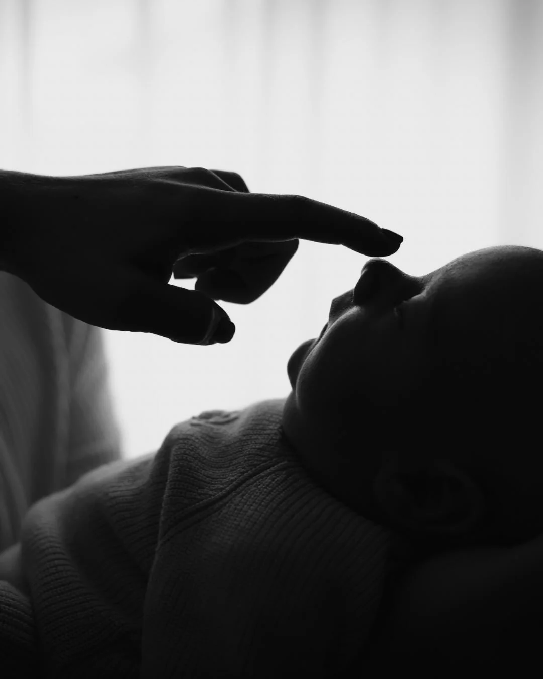 Meine Newborn-Fotos entstehen ohne feste Posen oder Abl&auml;ufe.☝🏼❤️
Ich lasse mich auf das ein, was gerade da ist &ndash; das Licht, den Raum, die Stimmung und euch als Familie.
Genau deshalb gleicht kein Shooting dem anderen. 🥰