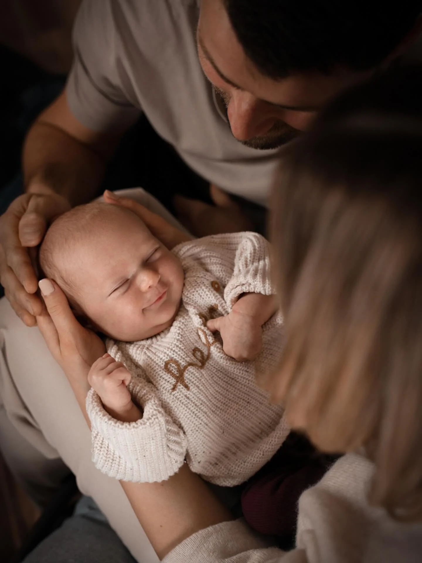 Eben war ich noch in Mamas Bauch. Jetzt h&auml;lt ihr mich in euren Armen. ❤️👩&zwj;🍼✨

Ihr schaut mich an,
als w&auml;re ich euer ganzes Gl&uuml;ck.
Kein Wunder, dass ich im Schlaf l&auml;chle. 🥹🥰