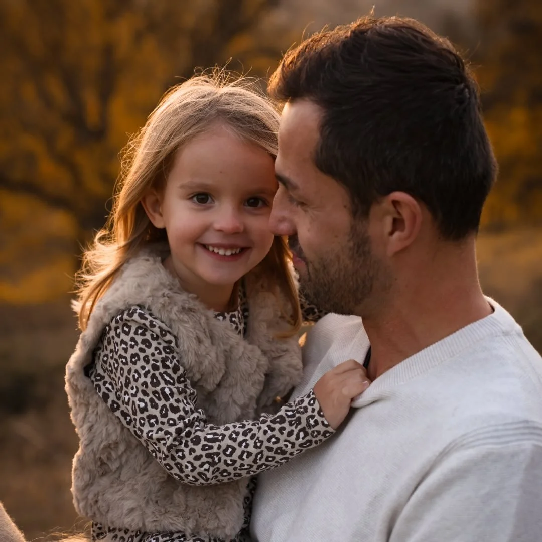 Diese Zeit f&uuml;hlt sich an,
als w&uuml;rde sie ewig dauern.

Und doch ver&auml;ndert sie sich, Schritt f&uuml;r Schritt.

Deshalb halte ich sie fest.
Die N&auml;he. Die kleinen H&auml;nde.
Die Momente, die im Alltag so selbstverst&auml;ndlich wirk
