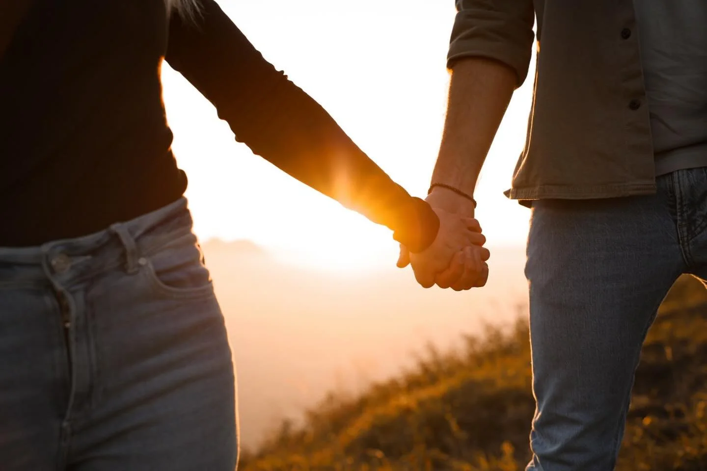Hand in Hand ❤️

#sunsetshooting #paarshooting #outdoorshooting #echtemomente #coupleshooting