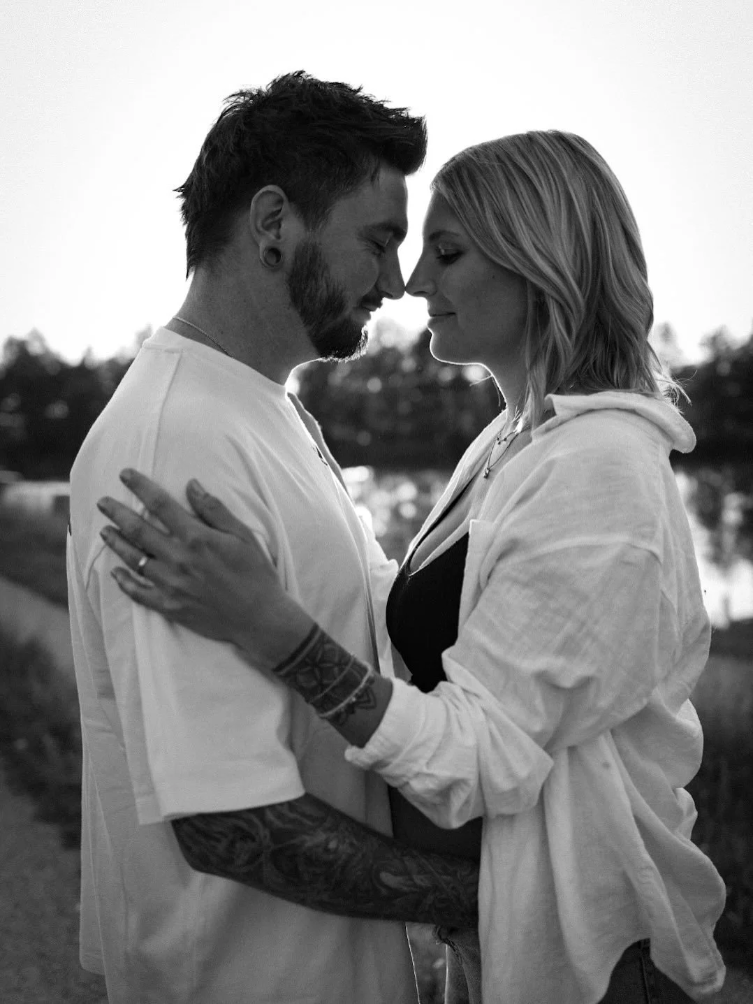 Von Anfang an geliebt.
F&uuml;r ein ganzes Leben. 🤍

#babybauchshooting #sunsetshooting #outdoorshooting #summershooting #liebeimbauch