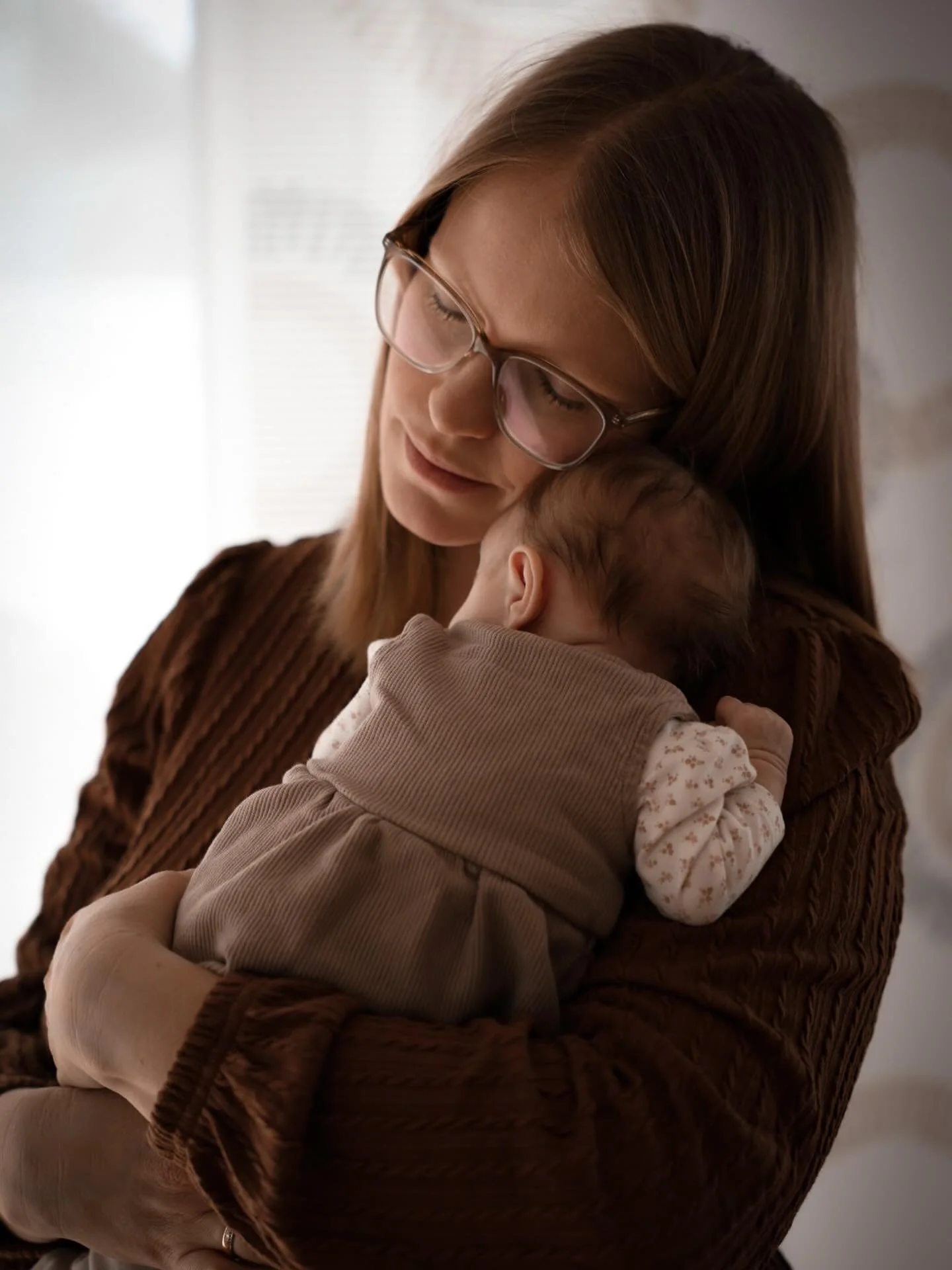 Es sind diese stillen Augenblicke,
in denen alles gesagt ist, ganz ohne Worte.

Du wirst dich nicht an jeden Tag erinnern.
Aber an dieses Gef&uuml;hl.

Wie es war, dein Baby so nah bei dir zu haben. 💛