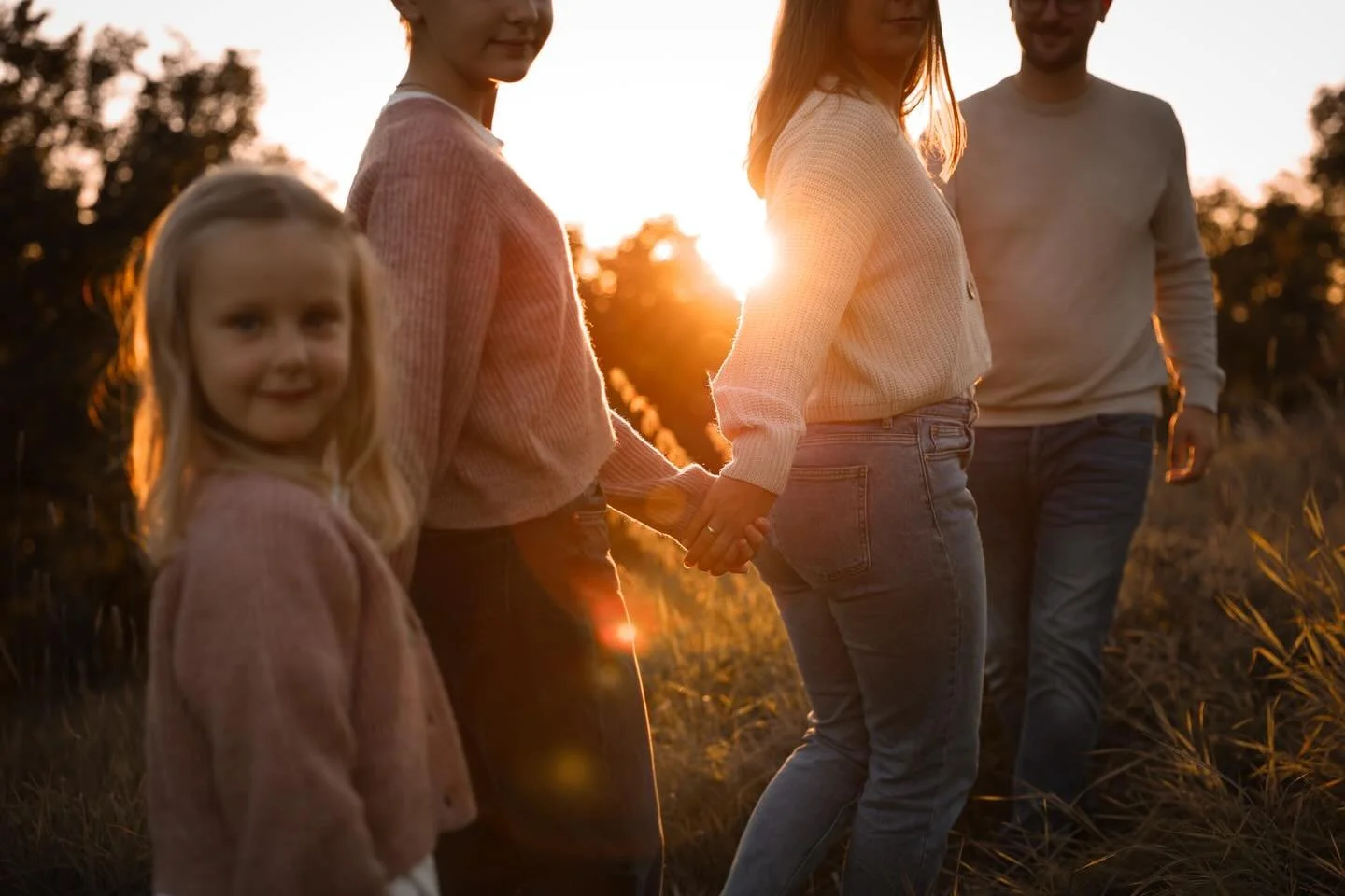 Ihr braucht keinen besonderen Anlass.
Ihr seid der Anlass.

Euer Lachen, eure N&auml;he, dieses vertraute &bdquo;Wir&ldquo; &ndash;
genau das sind die Momente, die z&auml;hlen.

Die kleinen H&auml;nde in euren, die Blicke voller Liebe,
das Chaos, das