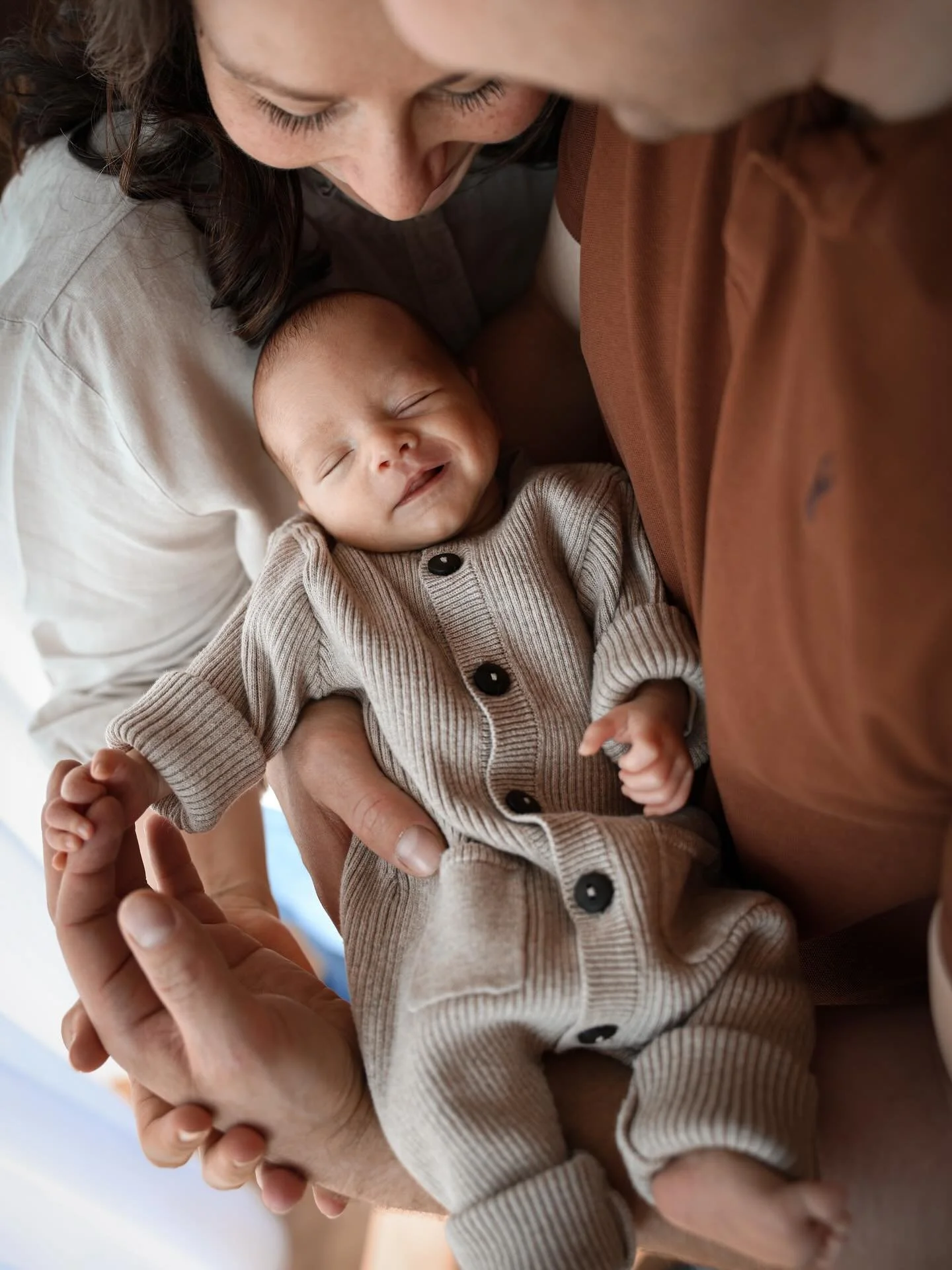 Die Zeit vergeht leise &ndash; mitten im Alltag.
Und pl&ouml;tzlich sind sie gr&ouml;&szlig;er.

Haltet fest, wie es sich jetzt anf&uuml;hlt.
Diese N&auml;he. Dieses Lachen. Dieses &bdquo;Wir&ldquo;.

Denn eines Tages werdet ihr zur&uuml;ckblicken &n