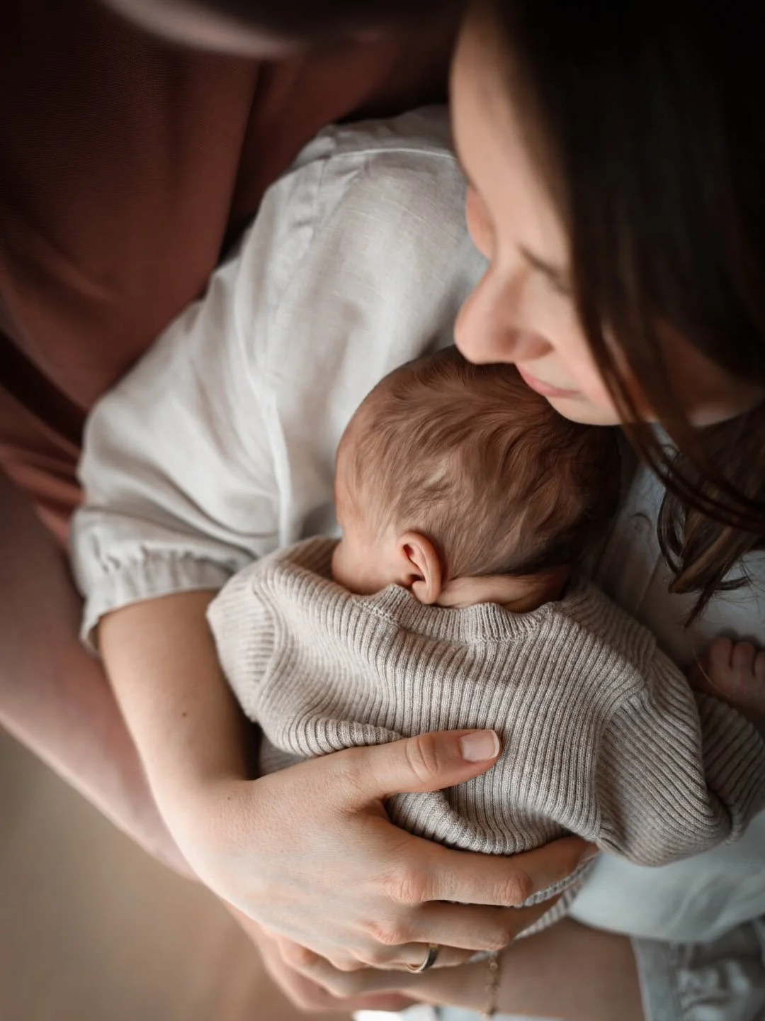 Manchmal beginnt das Abenteuer Familie nicht ganz so leicht, wie man es sich ertr&auml;umt hat.Die ersten Tage voller Sorgen, Tr&auml;nen, Unsicherheit und gleichzeitig so unendlich viel Liebe. 🤍

Und dann gibt es diese Momente, in denen man inneh&a
