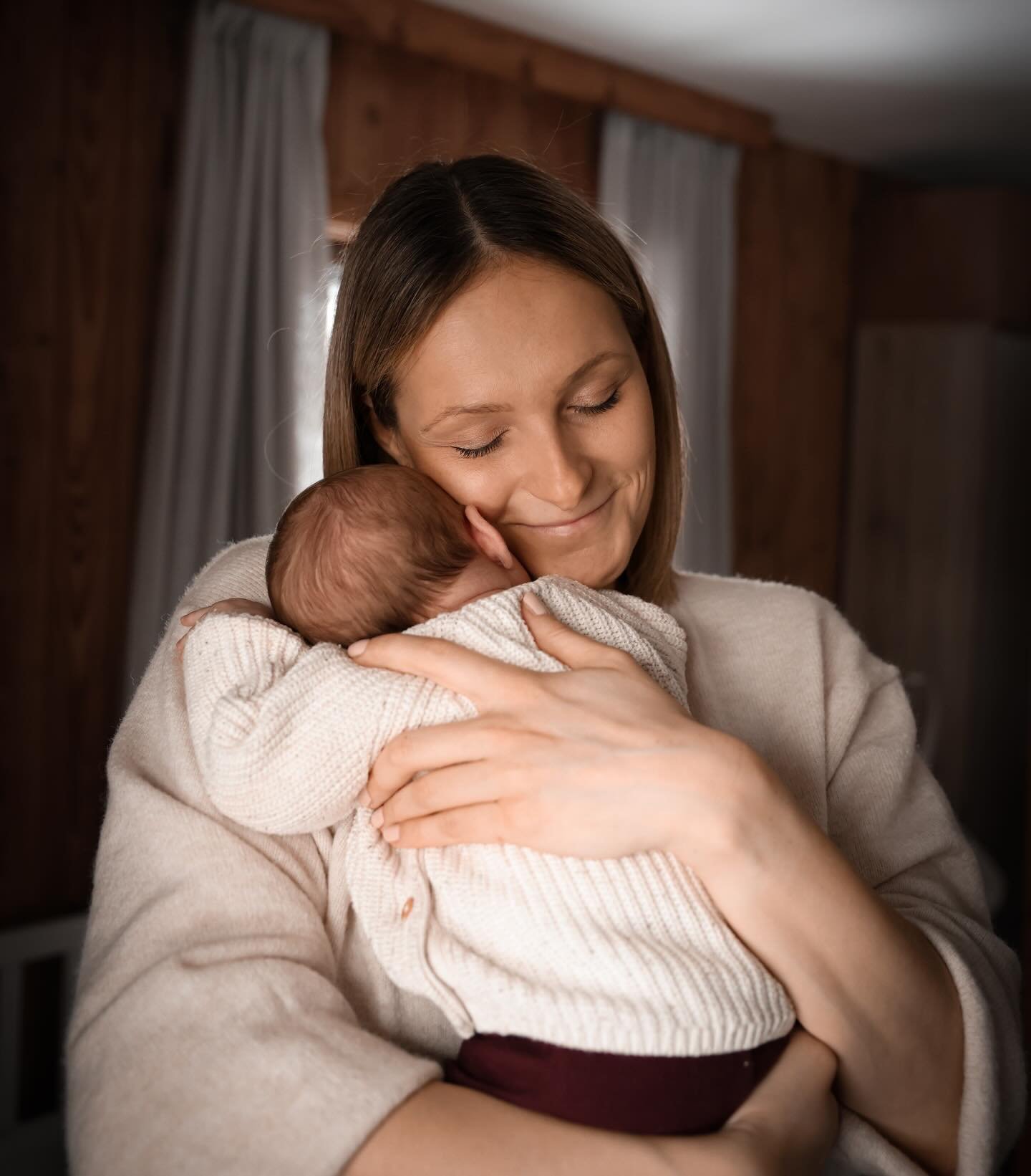 Ein Newborn-Shooting im eigenen Zuhause hat eine ganz besondere Magie. 🥰✨

Wenn man sein Baby einfach nur im Arm halten, kuscheln und die Zeit kurz anhalten m&ouml;chte.

Dieses Shooting war genau so, warm, ruhig, herzlich voller N&auml;he und Gebor