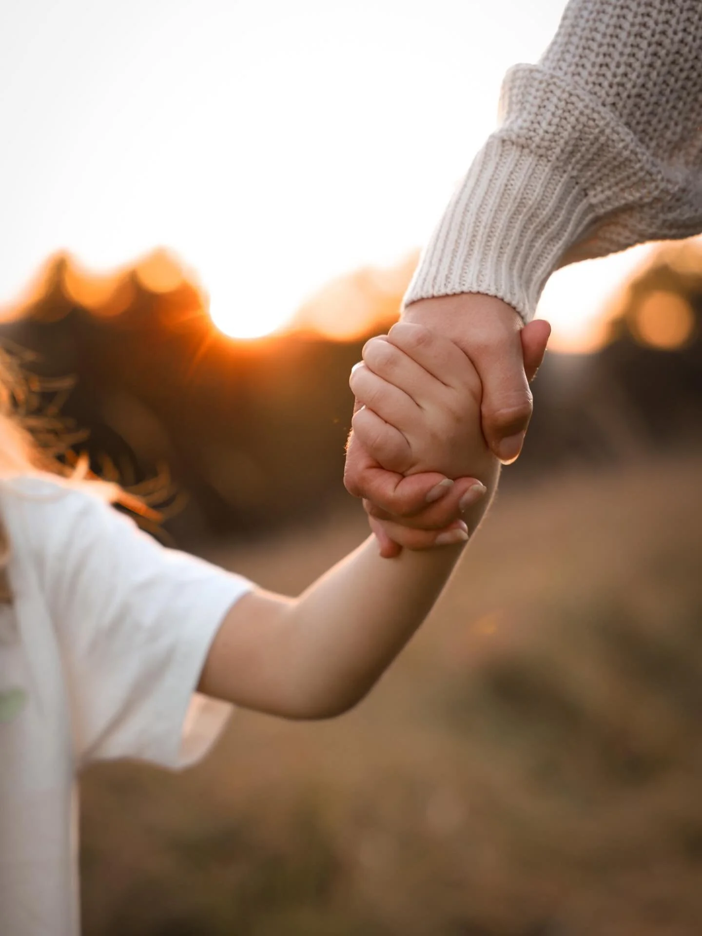 Vielleicht wartet ihr schon lange auf &bdquo;den richtigen Moment&ldquo; f&uuml;r Familienfotos.

Aber wisst ihr was? Genau jetzt ist eure Zeit. 🤍

Denn eure Kinder wachsen jeden Tag ein kleines St&uuml;ck weiter. Kleine H&auml;nde werden gr&ouml;&s