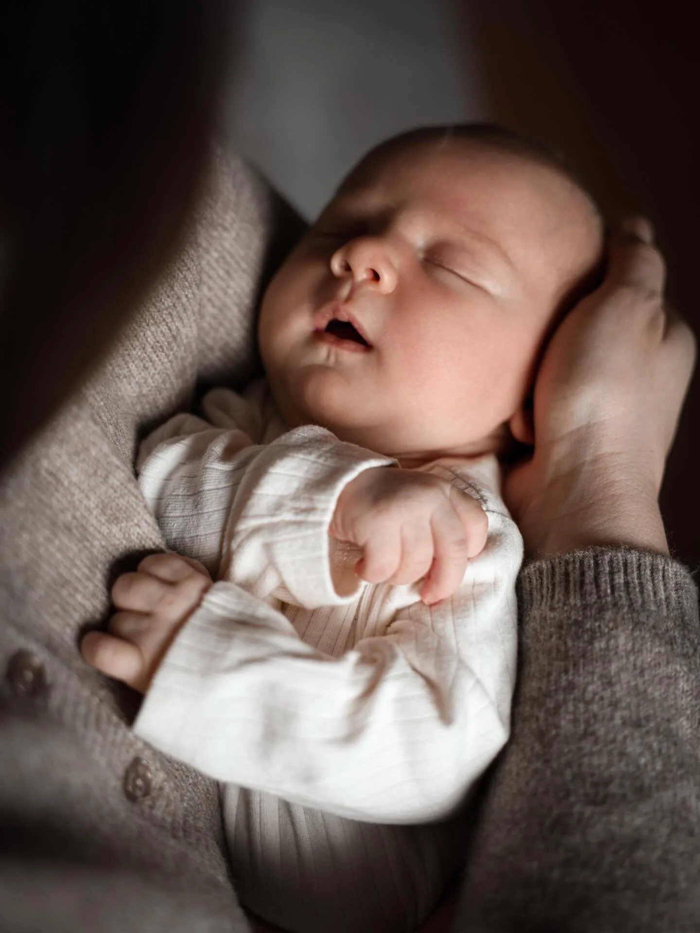 Und pl&ouml;tzlich h&auml;ltst du dein ganzes Herz in deinen Armen. 🤍

So klein und zart.
Und doch ver&auml;ndert dieses kleine Wesen einfach alles.

Die ersten Tage vergehen oft wie im Nebel aus Liebe, M&uuml;digkeit, Kuscheln und Staunen.
Und gena