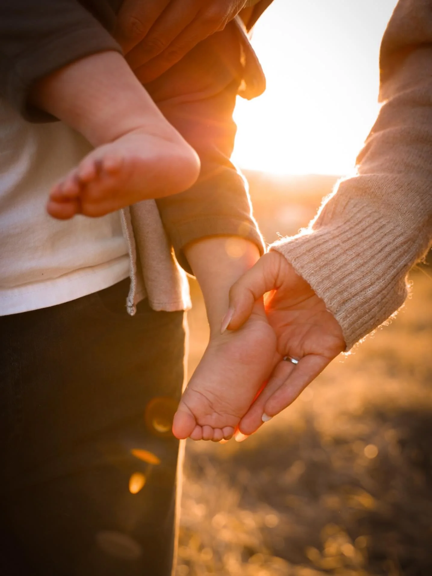 &bdquo;Mach keinen Quatsch
und sei bitte lieb f&uuml;r die Fotos.&ldquo;

Ganz ehrlich?
So h&auml;tte wahrscheinlich niemand Lust auf ein Fotoshooting. 🤍

Ein Familienshooting muss nicht perfekt sein.
Es geht nicht um stillsitzen, Dauerl&auml;cheln 
