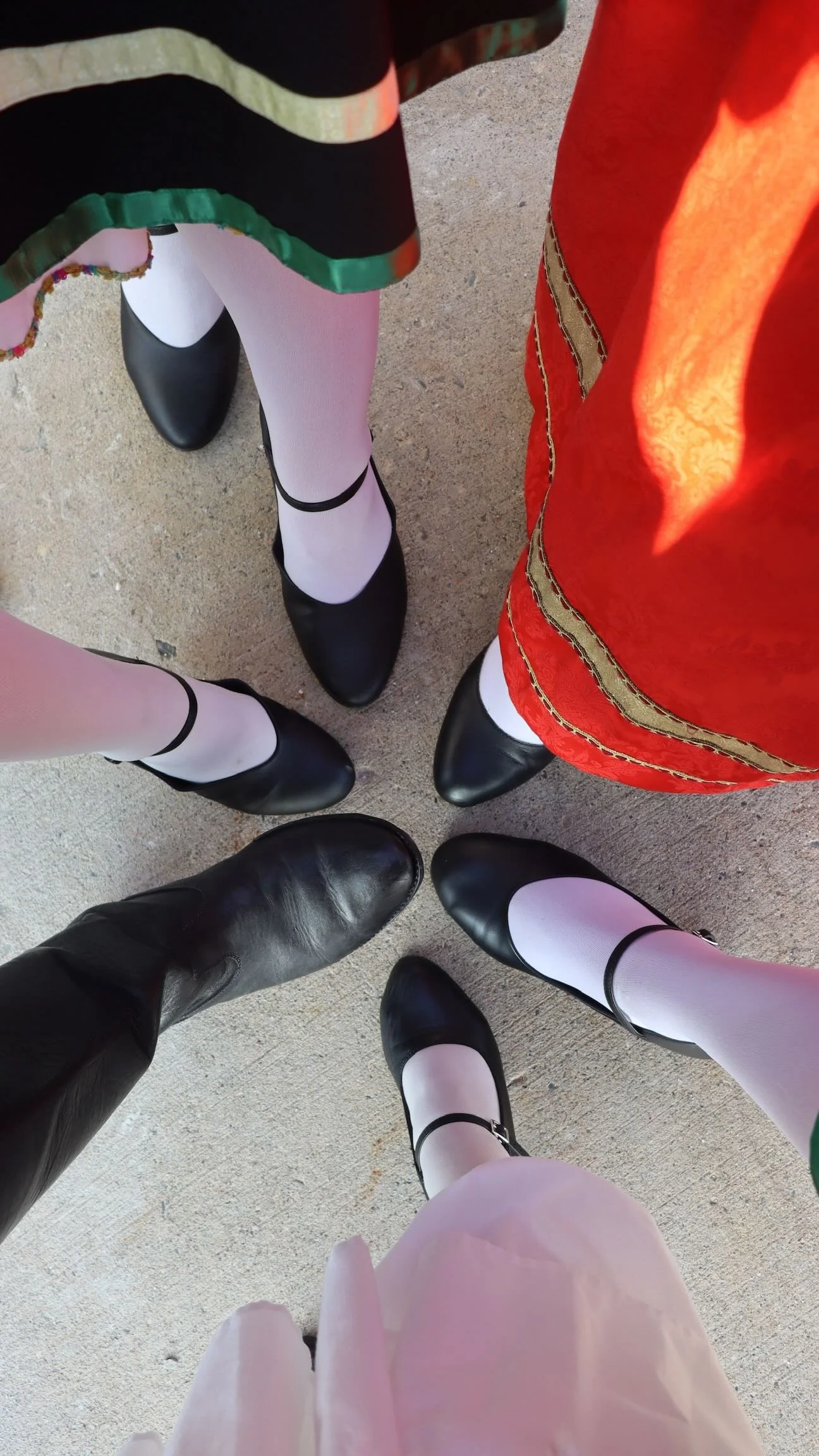 πΊπ Take your passion for Greek dance to the next level by becoming a part of one of our groups:
β¨Performing Group (Ages 18+)β¨
Fridays 8:00pm-9:30pm
Our performing group is known for its lively choreography and versatile repertoire, including trad