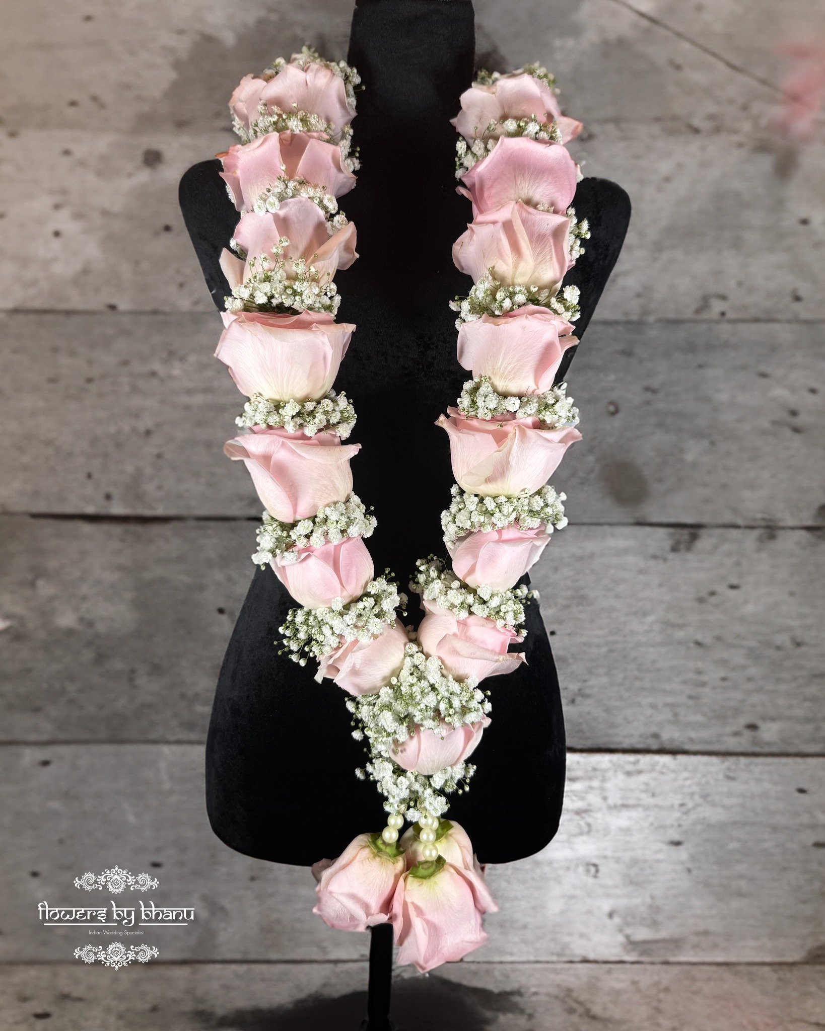 Grace in Every Bloom &ndash; Our Baby Pink Rose &amp; Baby&rsquo;s Breath Garland is perfect for weddings, bridal ceremonies, and engagements. Handmade with love by Flowers by Bhanu.

#freshflowers #roses #babysbreath #shaadi #weddings #flowers #desi