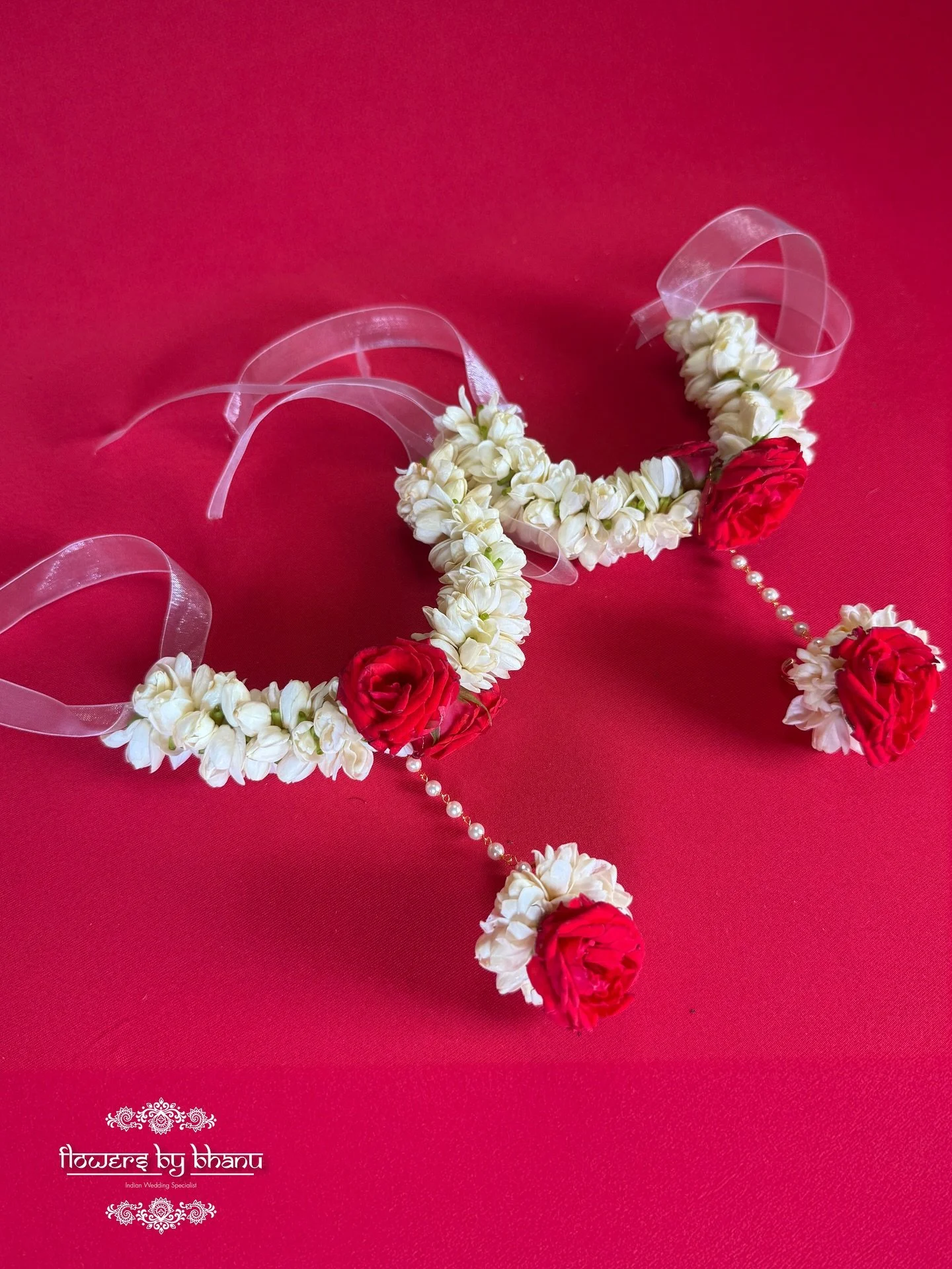 ✨ Handcrafted elegance, the perfect blend of jasmine and roses ✨
Our fresh floral jewelry set includes:
🌸 Bracelets with ring attachments
🌸 Bun pin for a graceful updo
🌸 Tikka to complete your bridal glow

A timeless touch of tradition for wedding