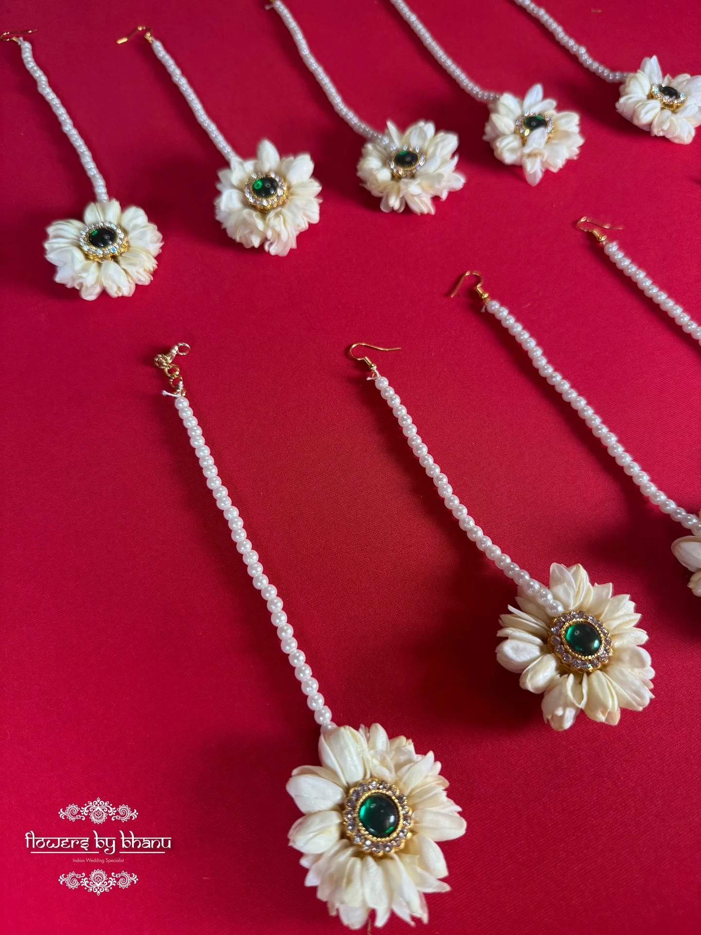 ✨ A crown of tradition ✨
Fresh jasmine blooms adorned with delicate gem details &mdash; the perfect tikka to complete your bridal look 🌸💎