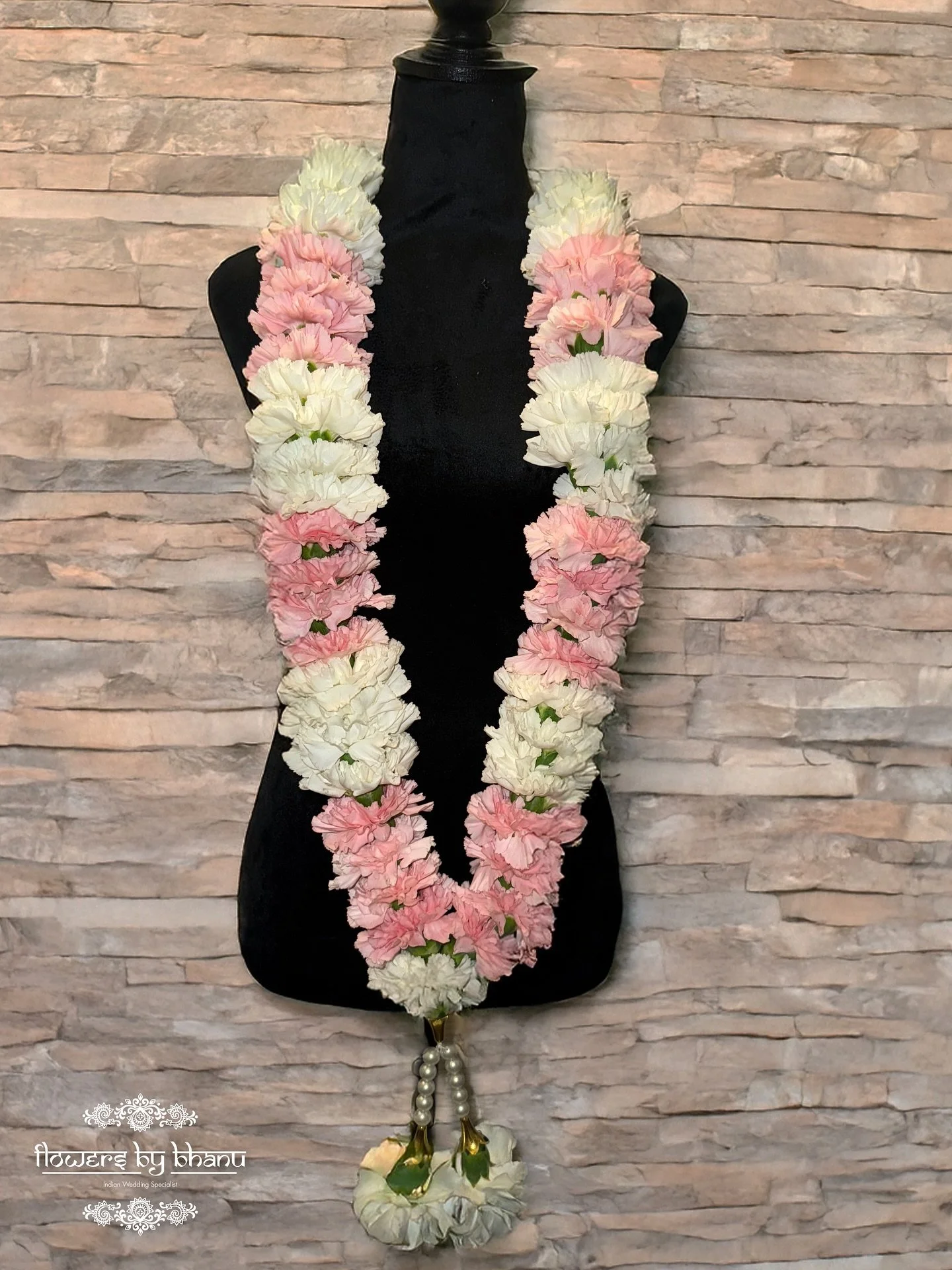 Custom-made for our client &mdash; this elegant pink and white carnation garland blends soft tones with classic charm, perfect for weddings or special celebrations 💕✨
#FlowersByBhanu #CustomGarlands #Shaadi #Weddings #FreshFlowers #Garlands