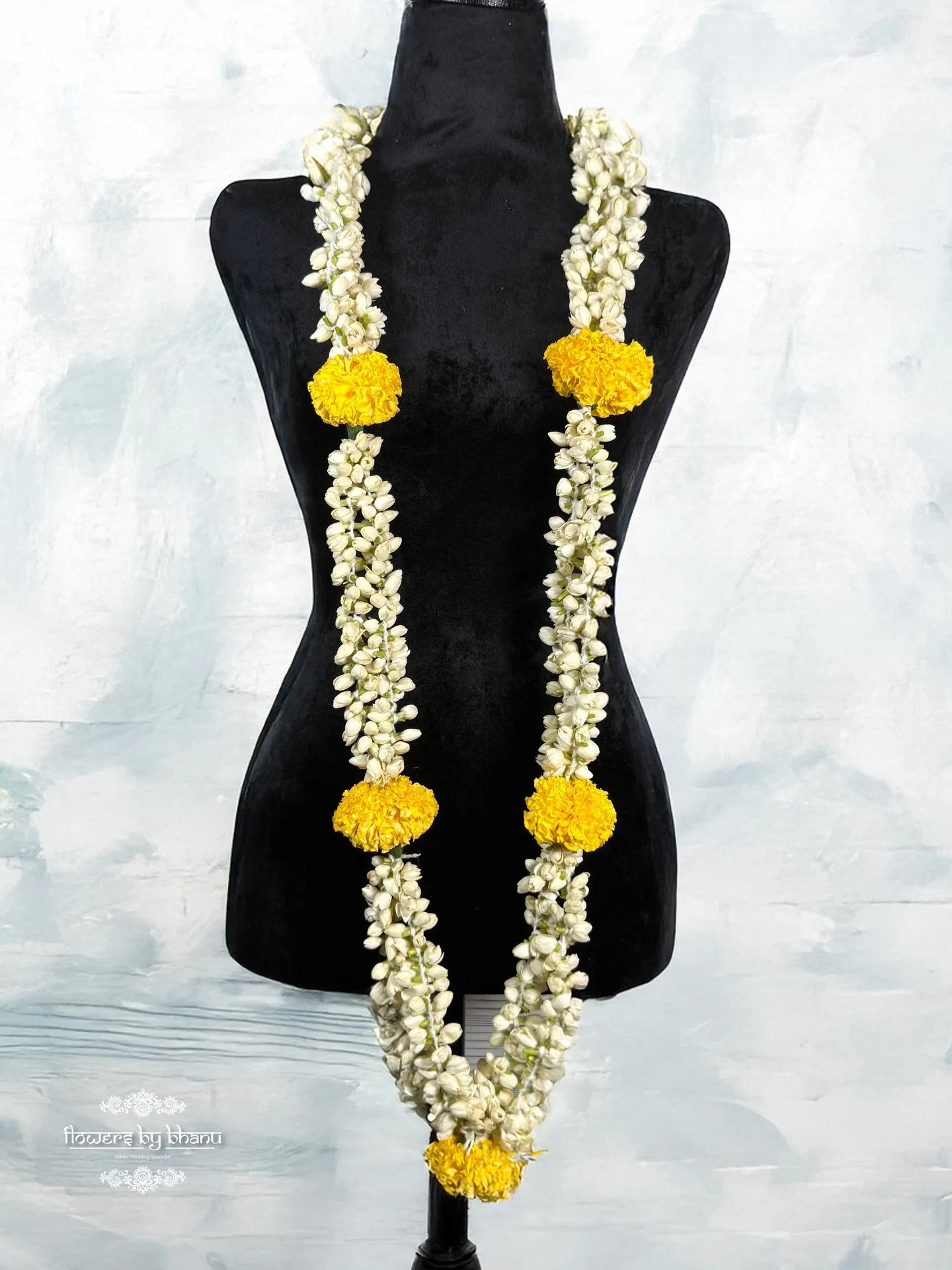 Pure jasmine strands adorned with golden marigolds &mdash; a timeless garland rooted in tradition and grace.

#jasmine #freshflowers #garlands #weddings #shaadi