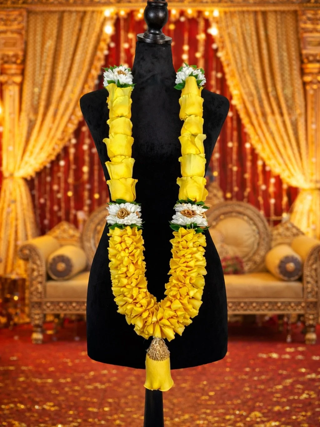 Crafted for the moment that becomes a lifetime. 💛
A classic yellow wedding garland, made to honor tradition and celebrate love.