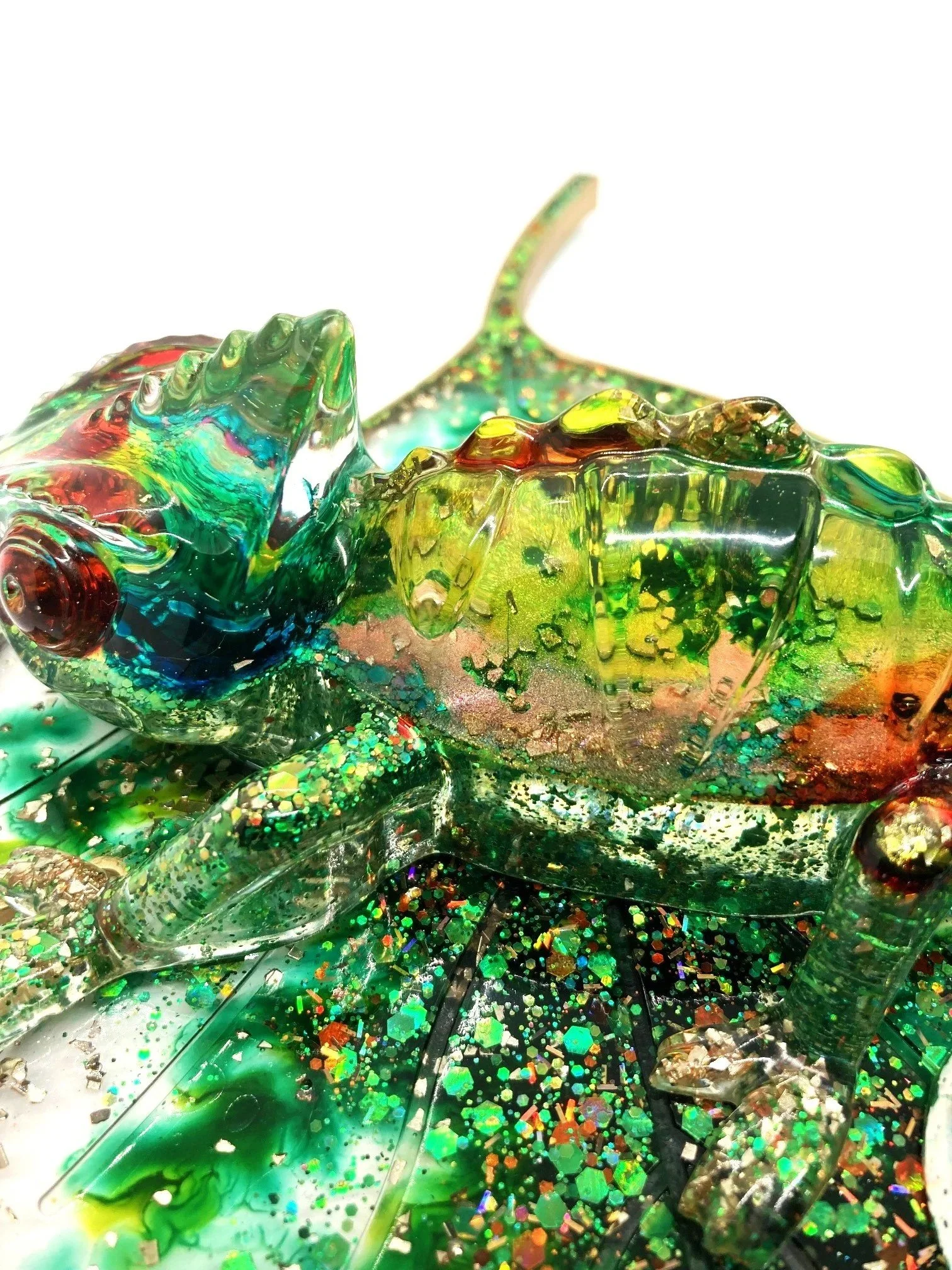 Resin+Figurine_Rose+Golden+Chameleon+on+Leaf_SideCloseUp.jpg