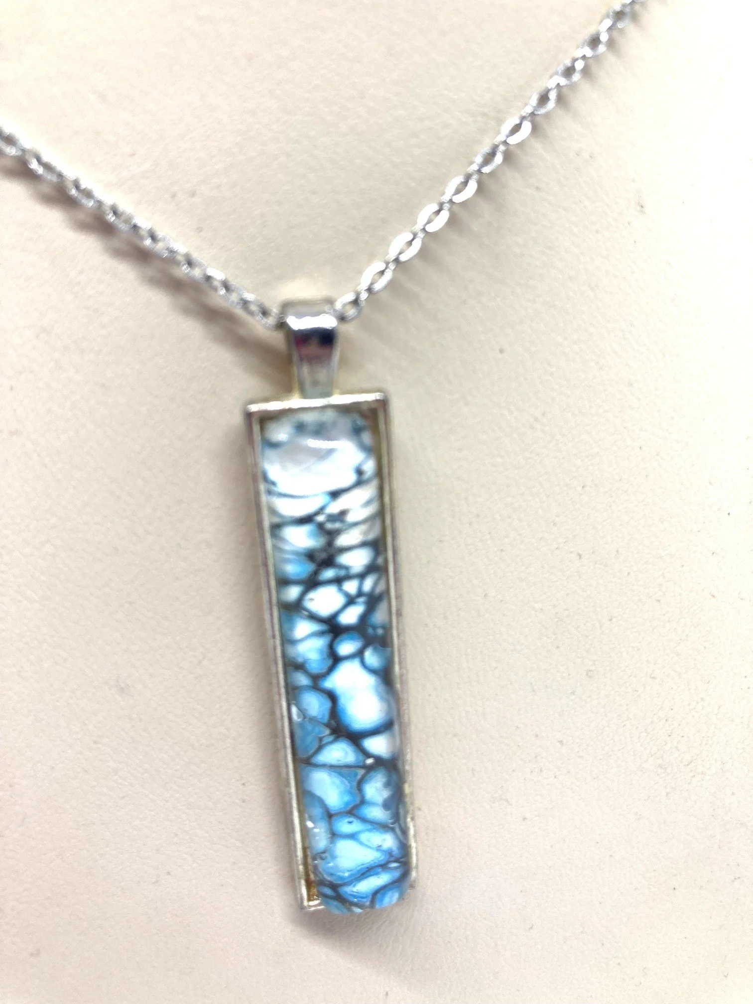 AcrylicPourNecklace_RectangleBezel_BlueandWhiteBubbles_CloseUp.jpg