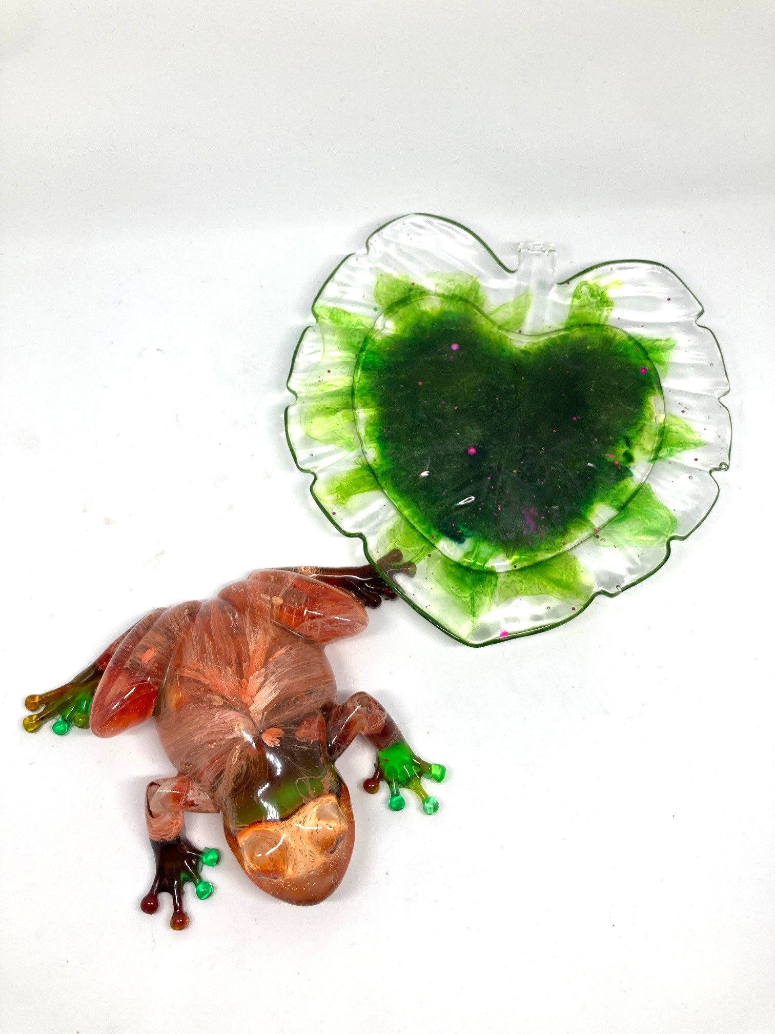 ReasinFigurines_Small_PetriFrogOnSmallLeaf_RedPinkWhiteandGreen_Separated_FromAbove.jpg