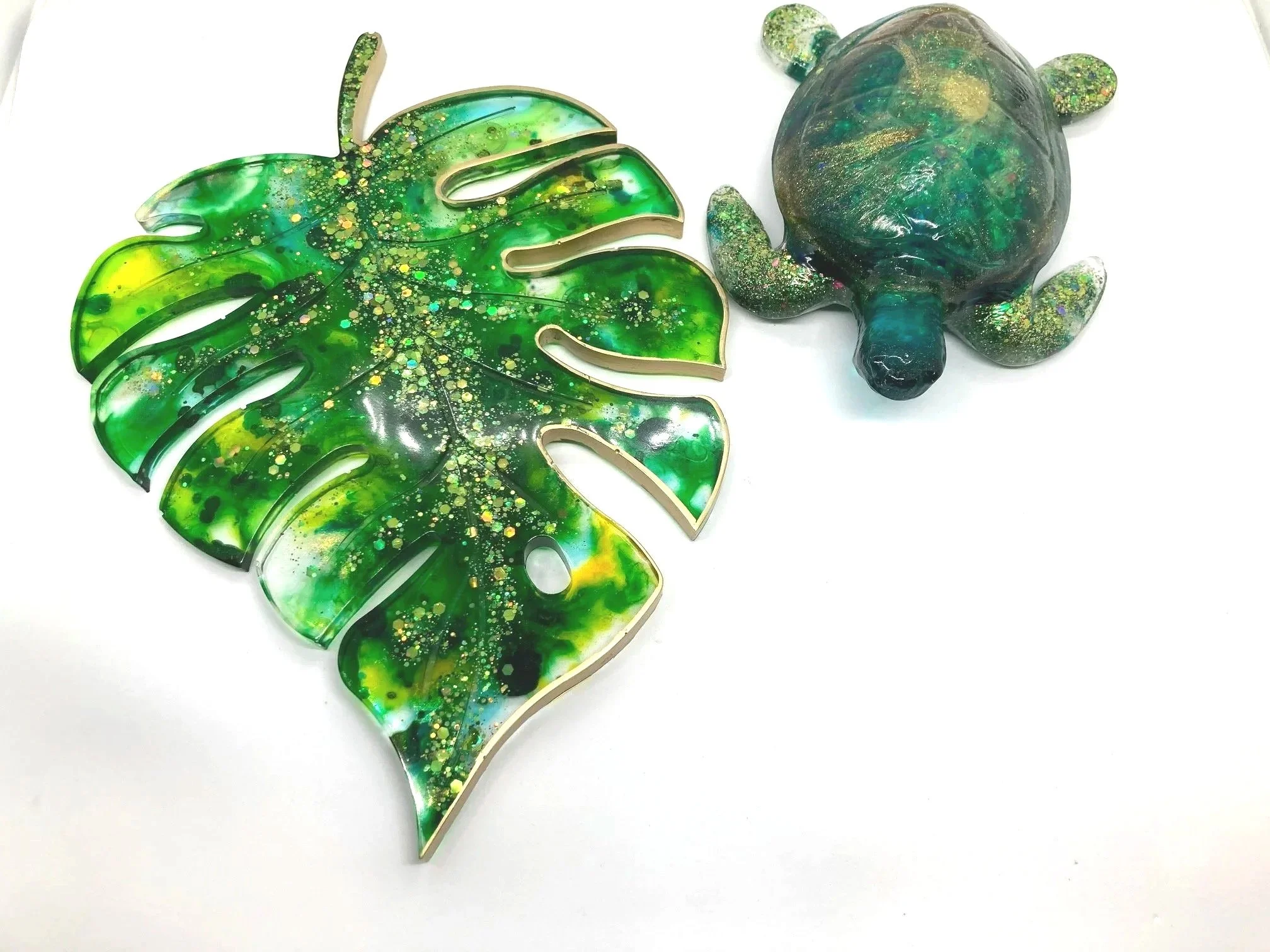 Resin%2BFigurine_Aquamarine%2Band%2BGold%2BTurtle%2Bon%2BLeaf_Separated.jpg