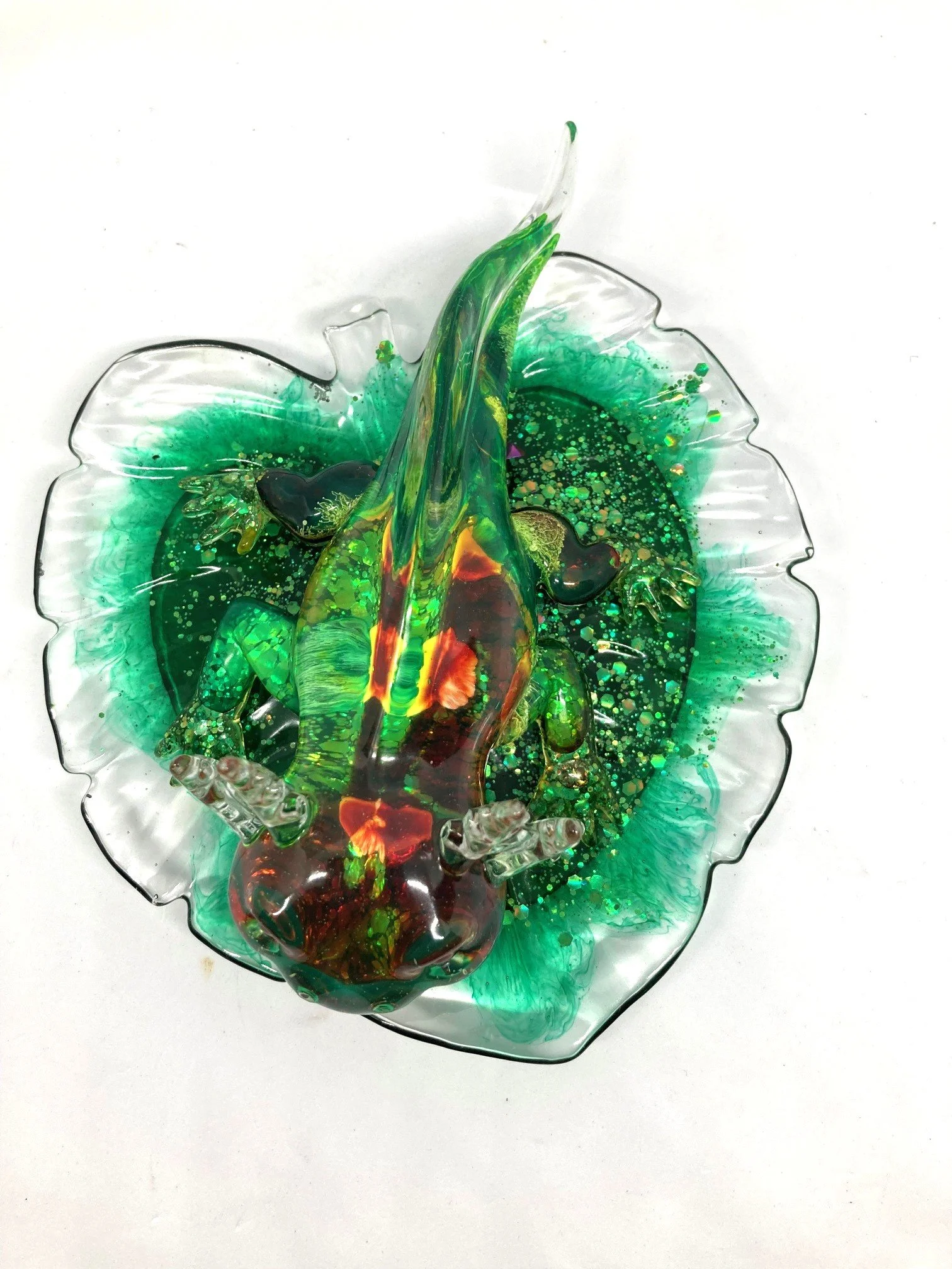 ReasinFigurines_Small_RastaAxolotlOnSmallLeaf_RedYellowGreen_TopView.jpg