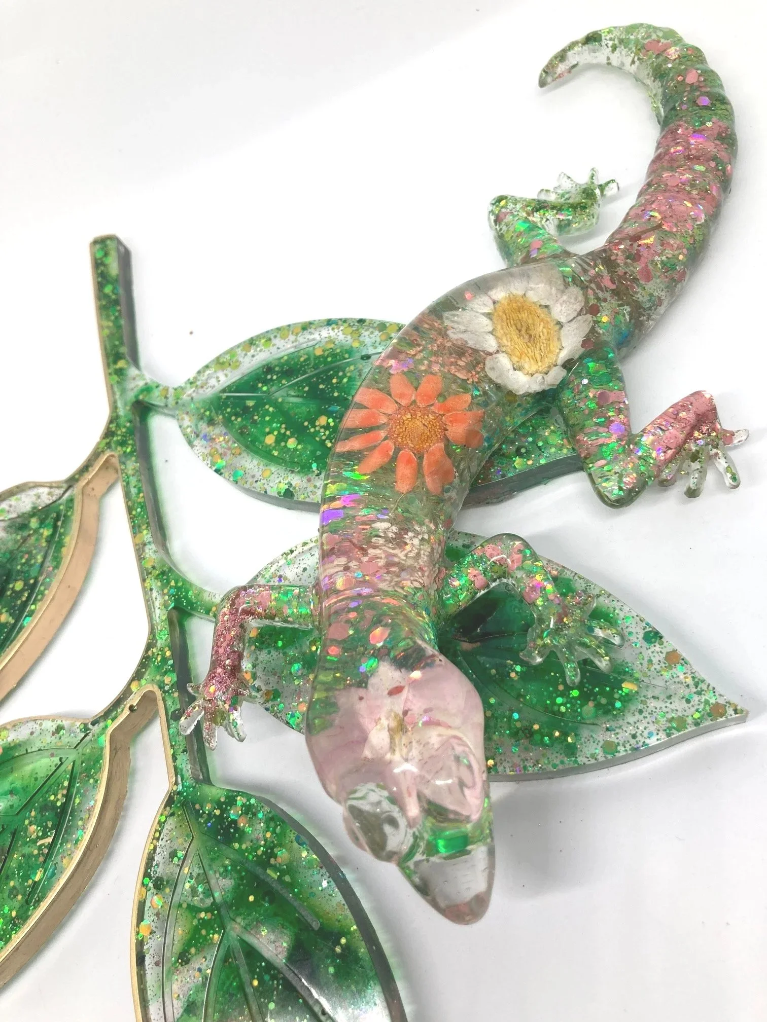 Resin+Figurine_Flowered+PinkOrange+Salamander+on+Leaf_Close+Up.jpg