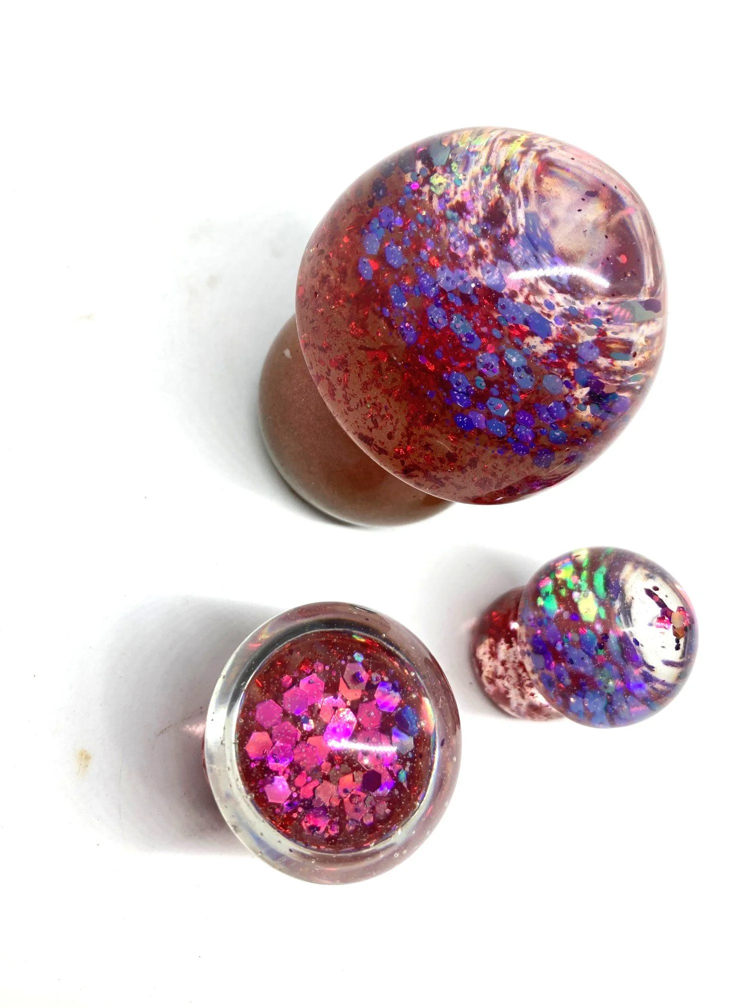 ResinDecor_MediumMushroomThreesome_HoloRedBumfuzzle_HoloSideView.jpg