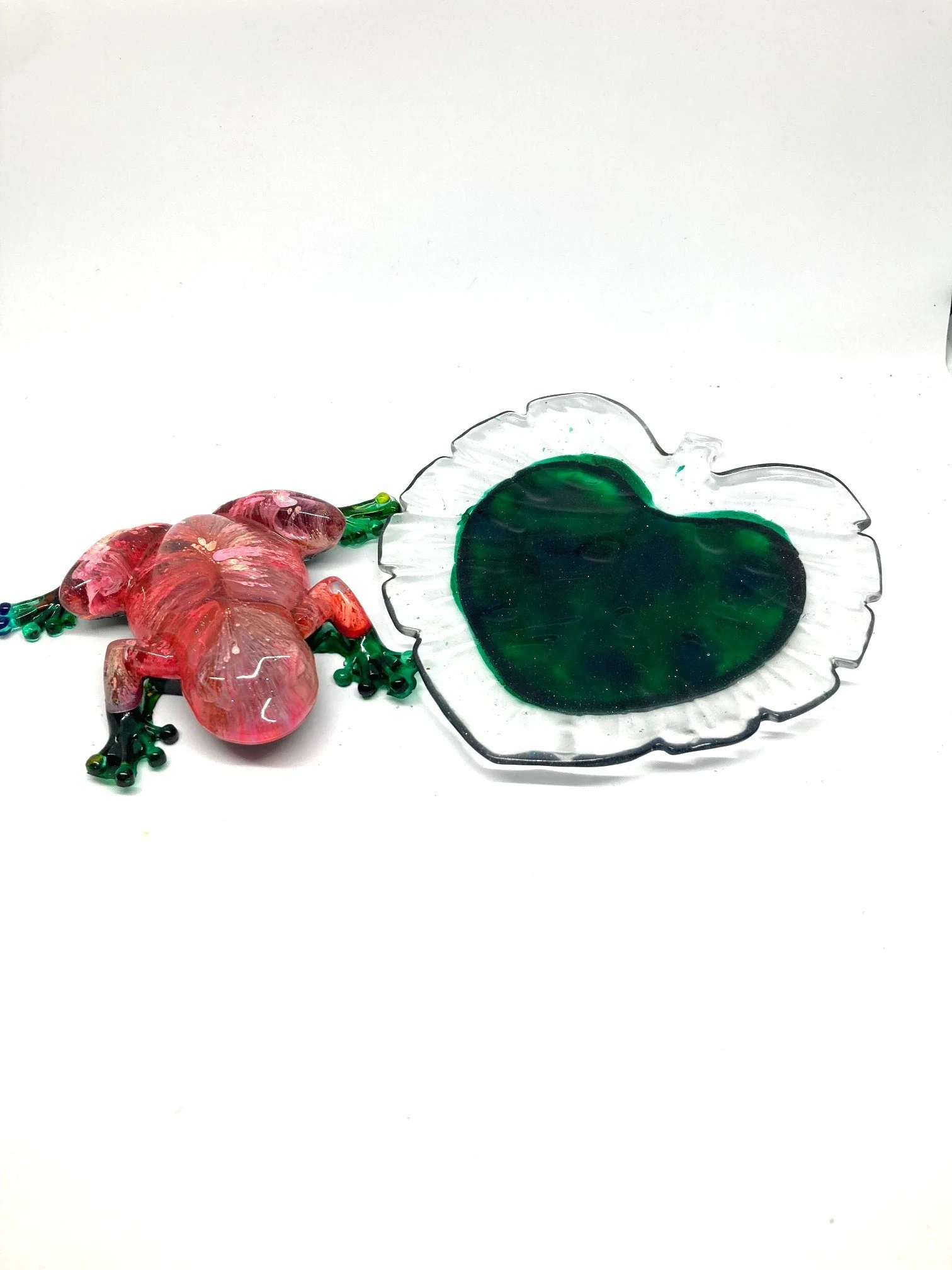 ReasinFigurines_Small_PetriFrogOnSmallLeaf_Pink,WhiteandGreenWithLeaf.jpg