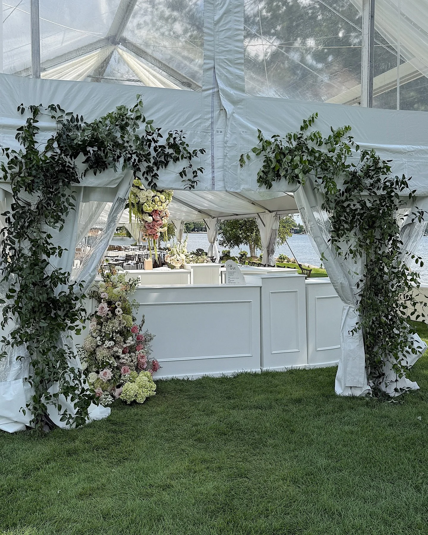 Loved freelancing on this wedding for @minnefloralco 💛 it was a massive and stunning event!
