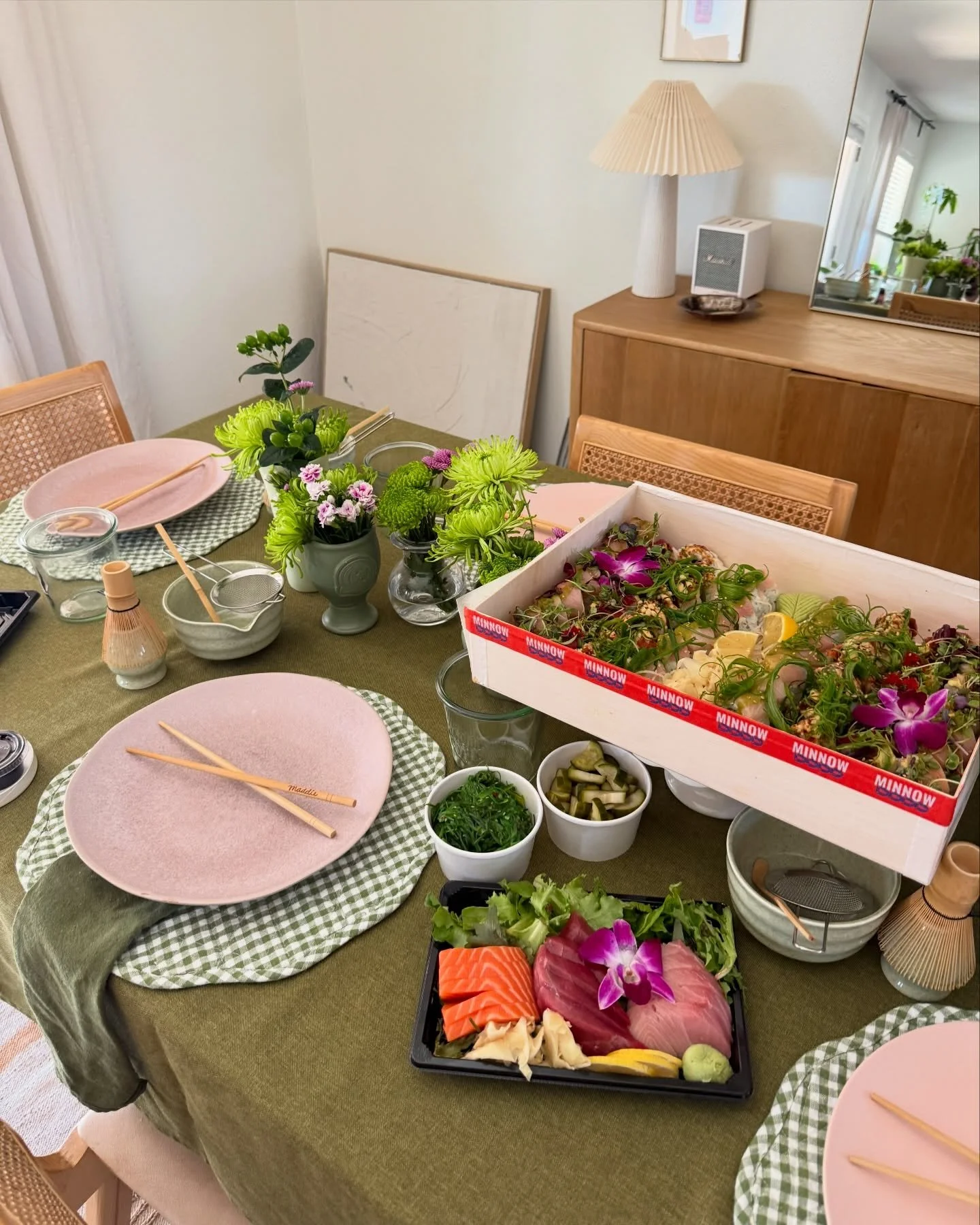 The kind of spread people won&rsquo;t stop talking about! 🍣

Spring parties, but make it effortless. 🌸 We&rsquo;ll handle the sushi - you take the credit. 

✨ Bring Minnow to the party, order online for catering &amp; large party orders✨