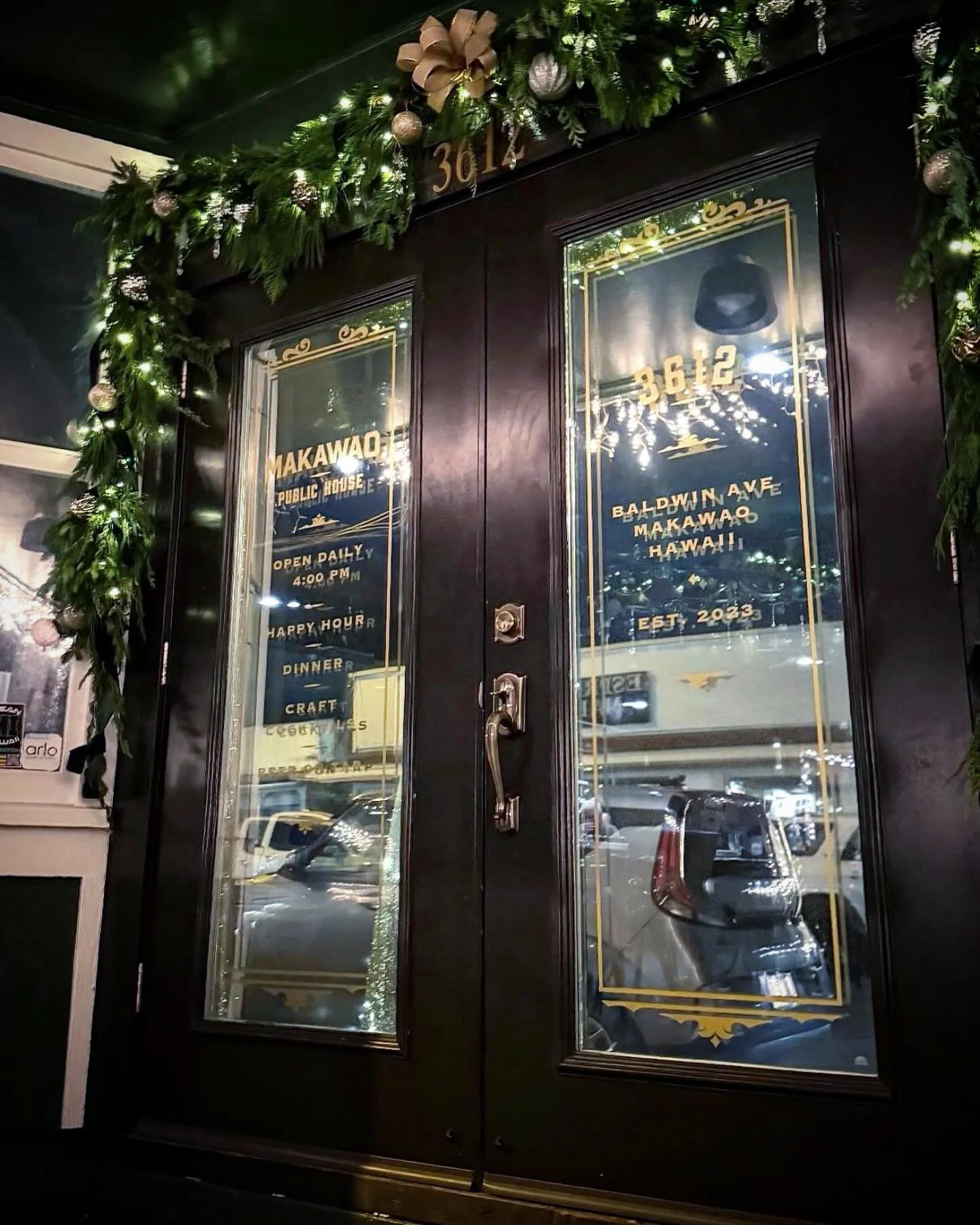 🎄 
DECK THE PUB

#MAKAWAO