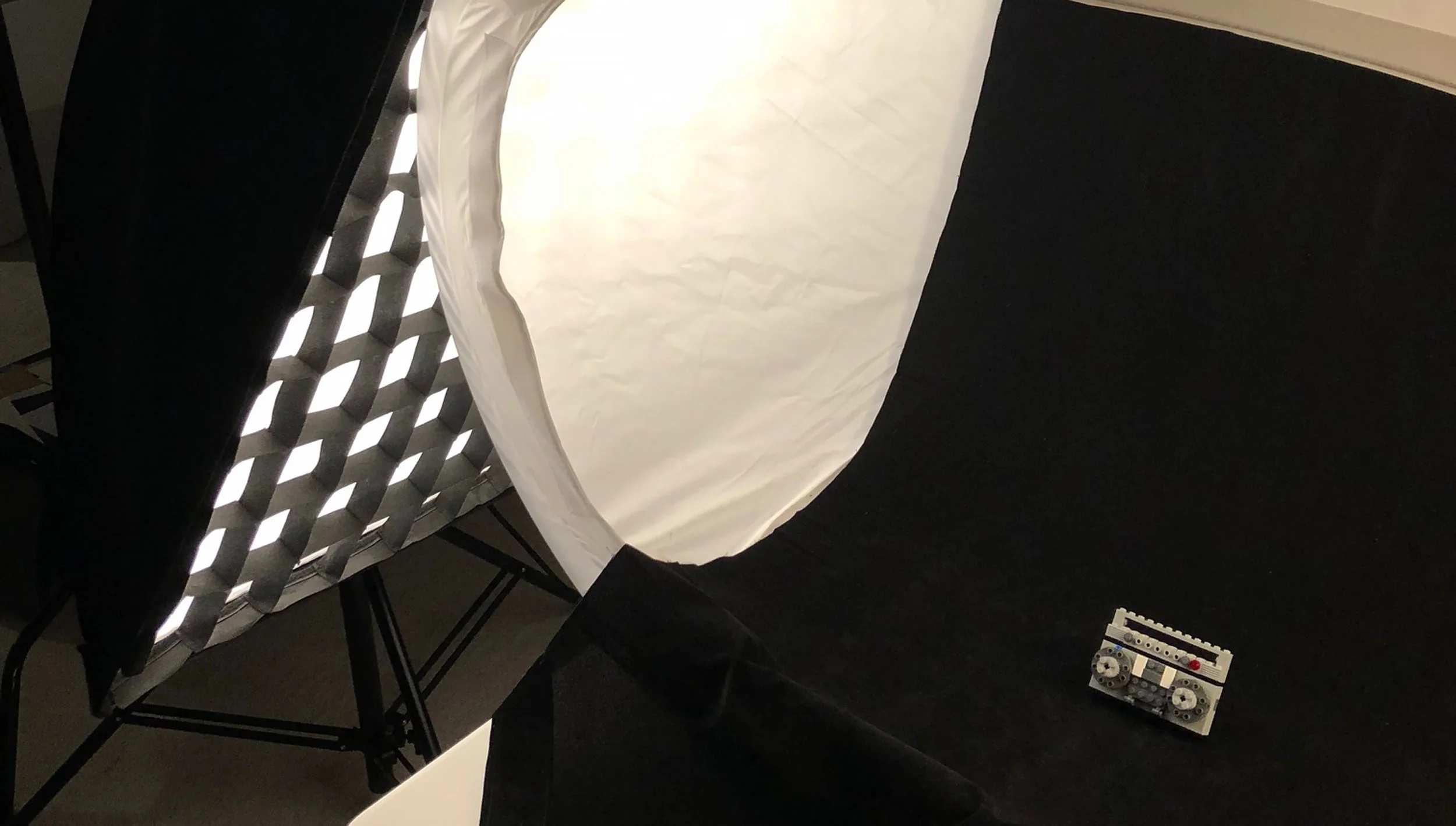 Now it's time to set up the key (main) light.  I typically do a 2-light setup when photographing herps, but I sometimes use an additional light focused down from the top if I need additional lighting.  The overhead light can be the key light, and the