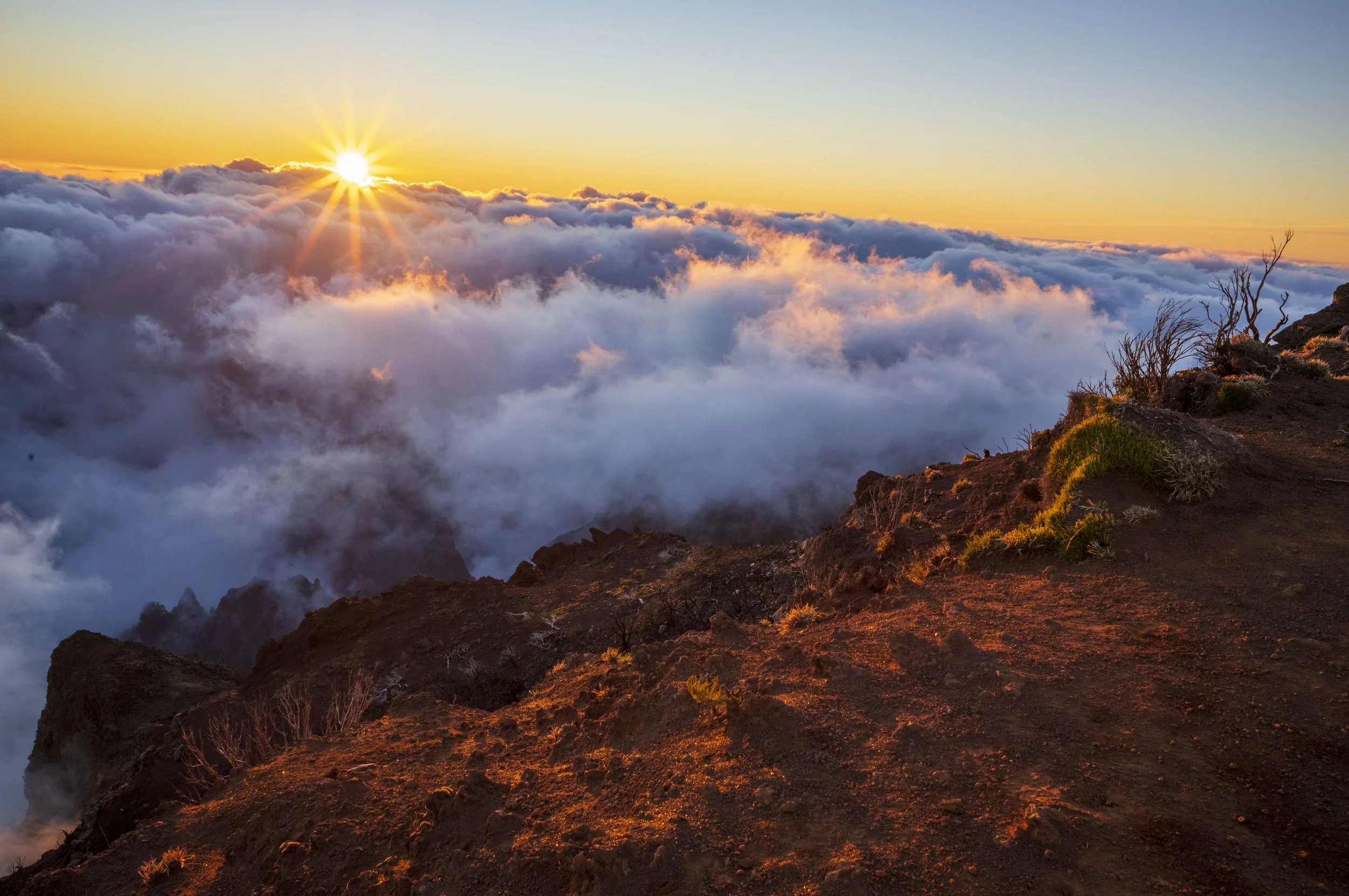 Sunstars above the clouds at Pico Ruivo