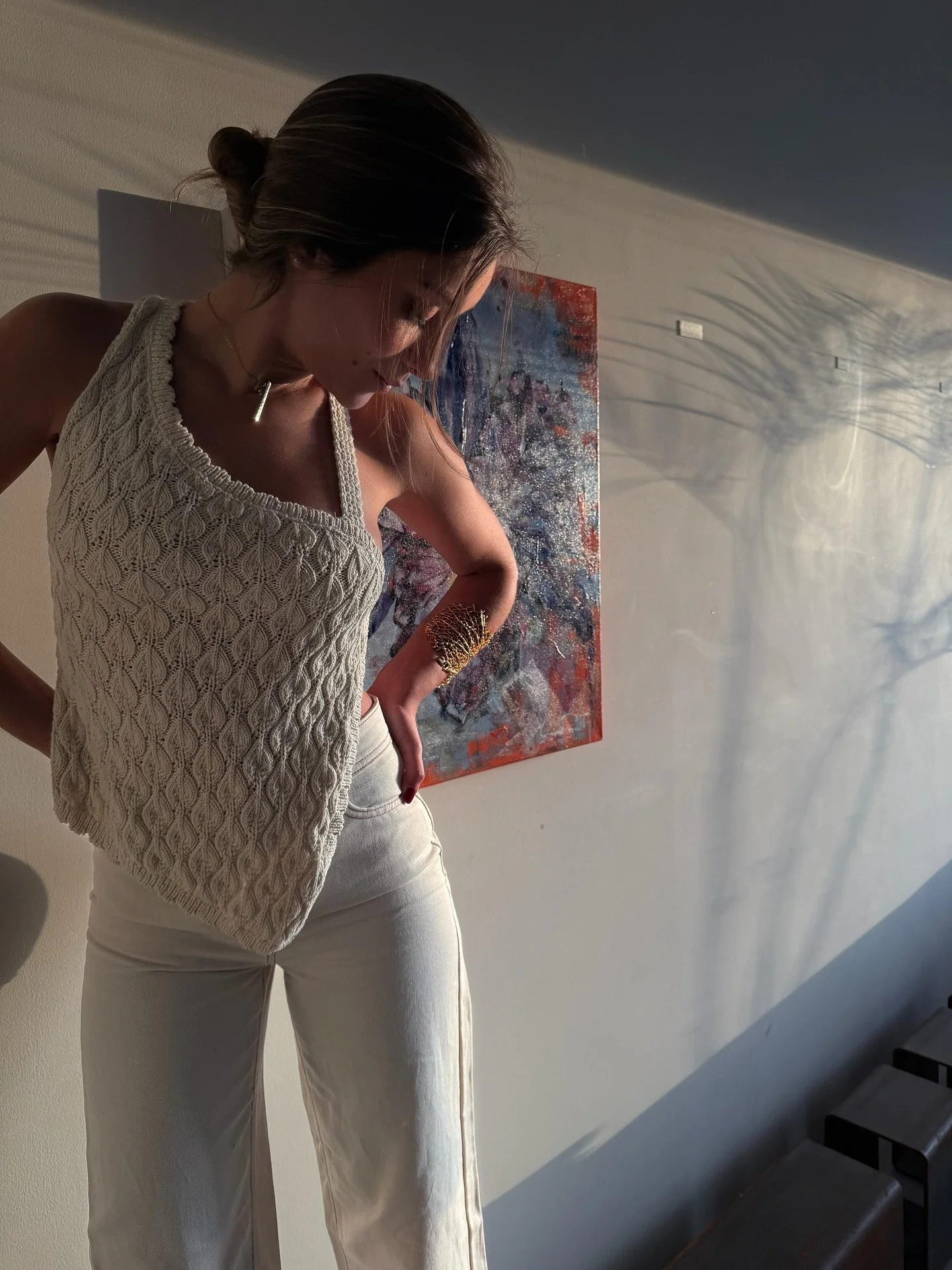 nueva pieza de arte ~ pronto subir&eacute; las fotos 🫶🏻

Hay formas que no se ven,
pero se sienten como una vibraci&oacute;n leve en el aire.
&hellip; que nace de luz,
y en su calma habita la belleza