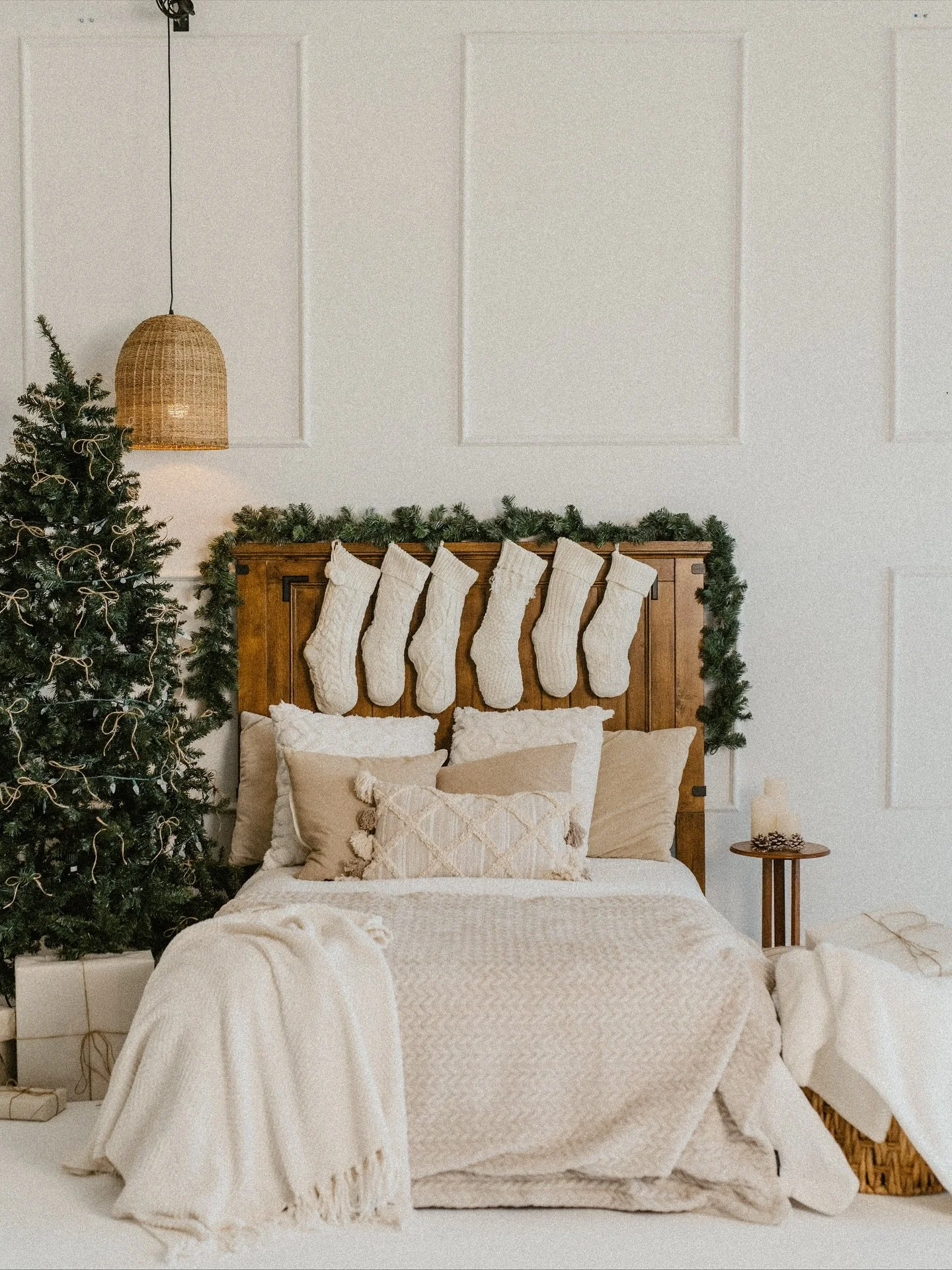 Available from October 22nd through December 31st, can we just say we’re obsessed with this set? The artisan Christmas bed set designed by the amazing @shotsfiredphotostylingsfineart
#ncphotography #ncphotographer📷 #jacksonvillencphotographer