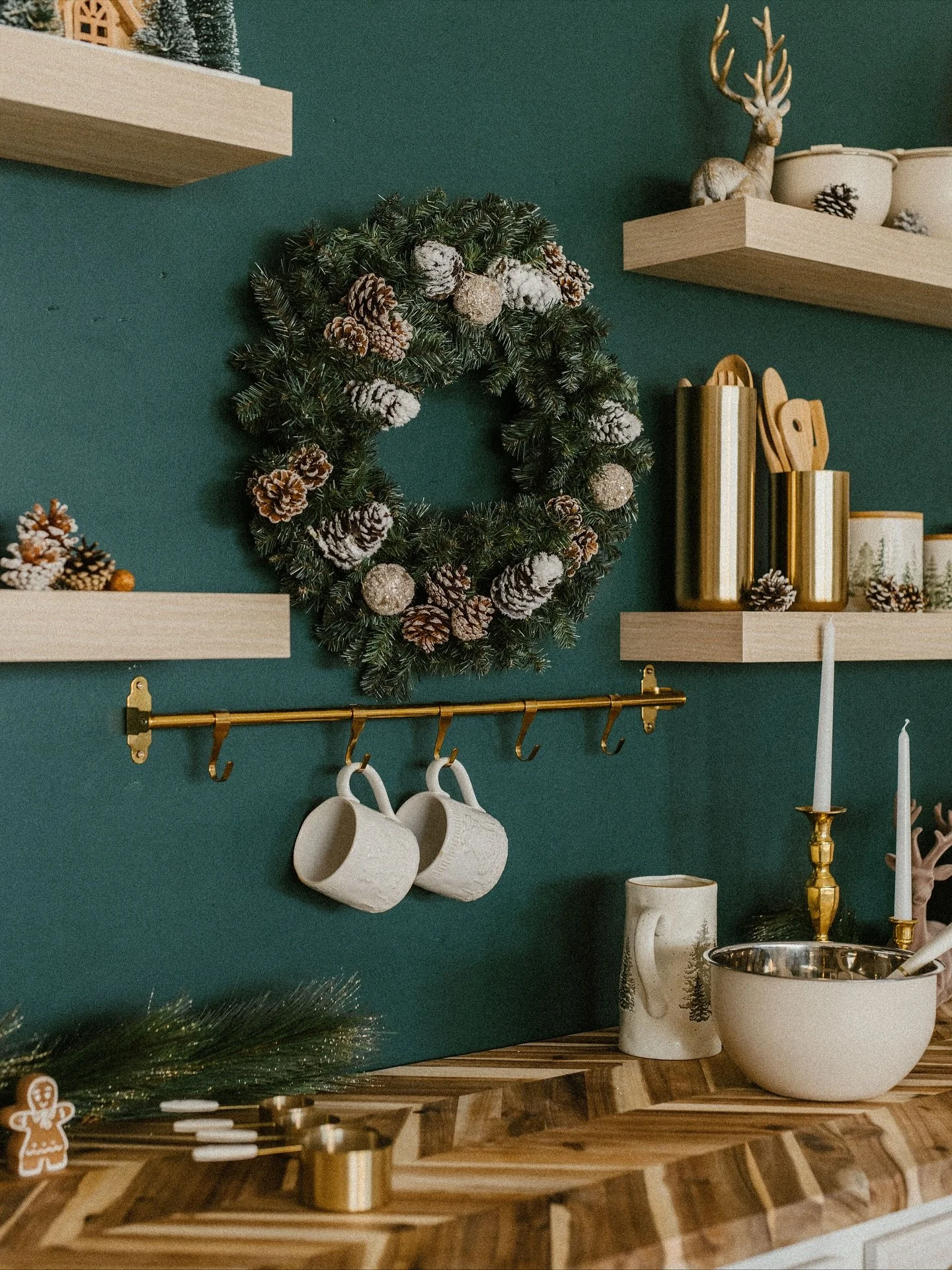 The Holiday Kitchen Set: A set designed to make capturing candid lifestyle portraits a breeze. Available for rentals from October 22nd - December 31st 🎄
#ncphotography #washingtonncphotographer #burgawncphotographer #ncphotographer📷 #wilmingtonncp