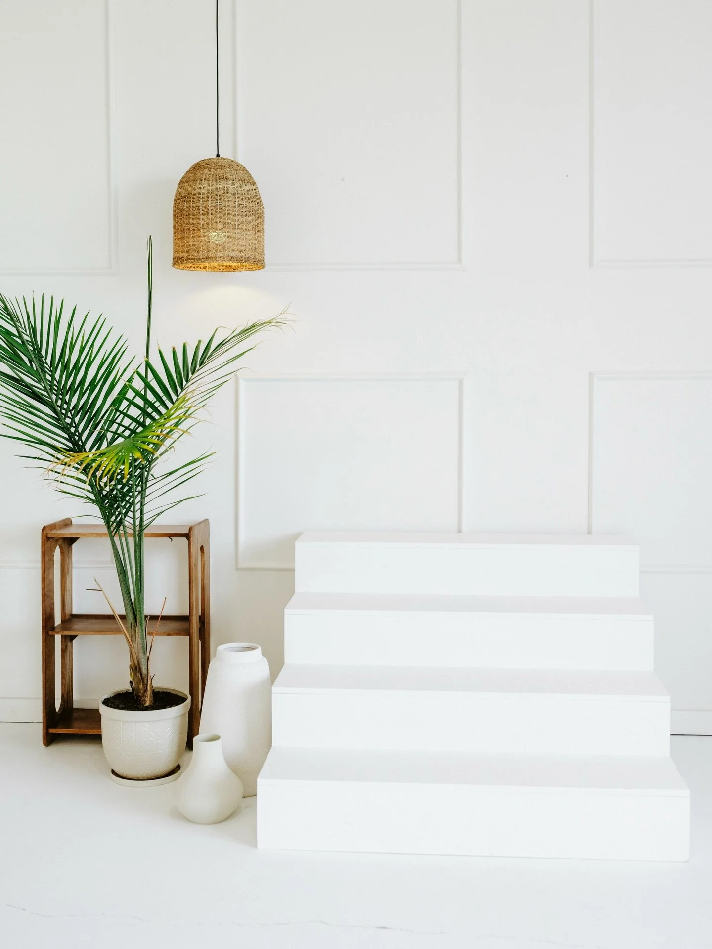 **Quick Reminder** The stairs and peacock chair will be incorporated into sets for March and April. If you are planning any sessions with a minimalist look, please make sure to place your reservation for no later than March 1st before these elements 