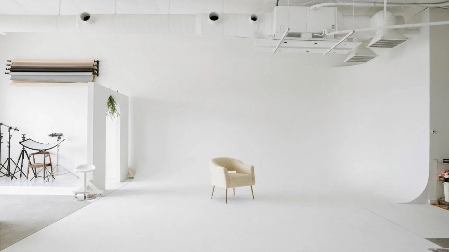 **THE EXPERIENCE YOU DESERVE**

Imagine walking into a space that feels like a breath of fresh air. From the moment you step through our doors at Von Creative, we want you to feel more than just "at a shoot." We want you to feel seen, pampe