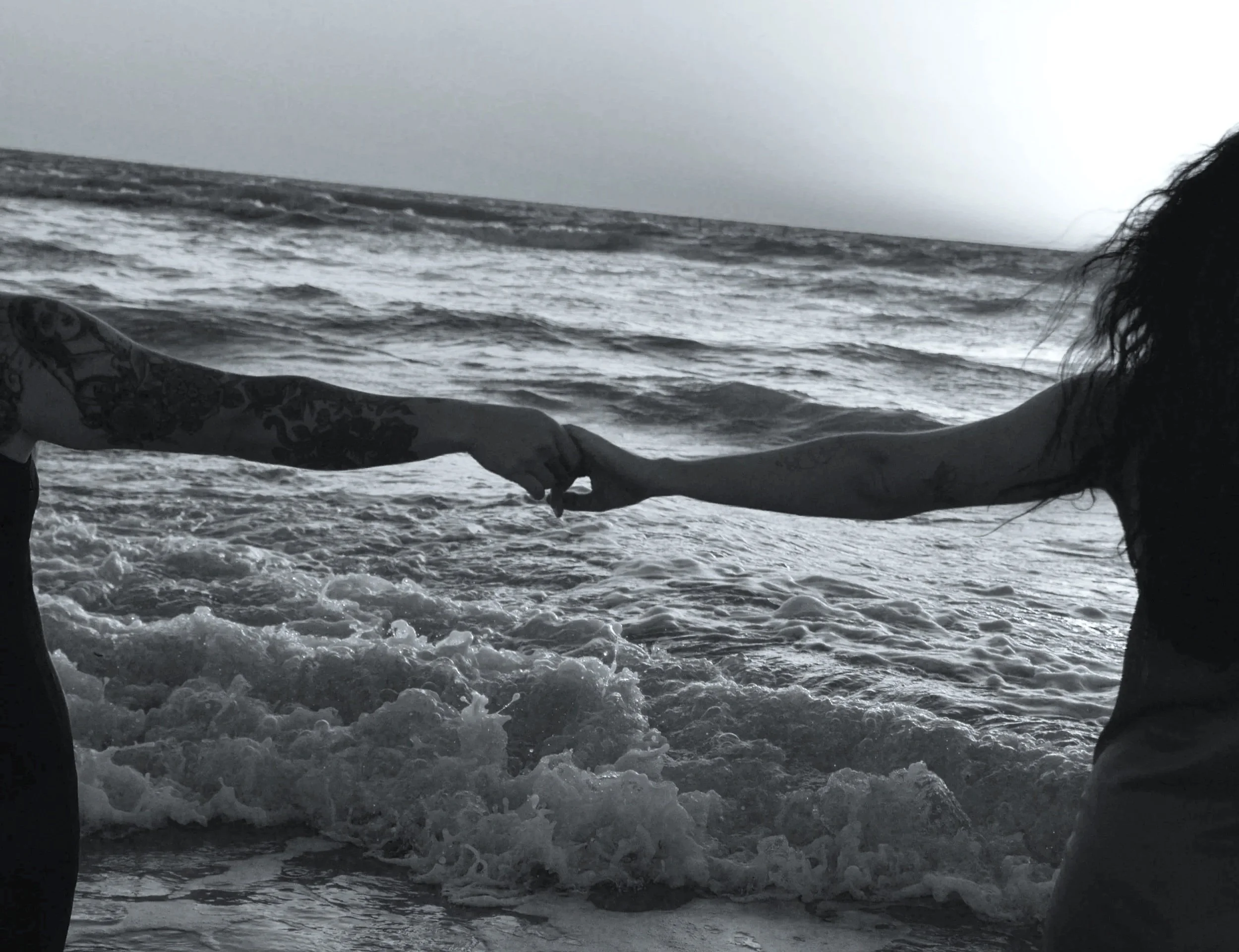 An abstract outline icon with a starburst contained within a circle shape.