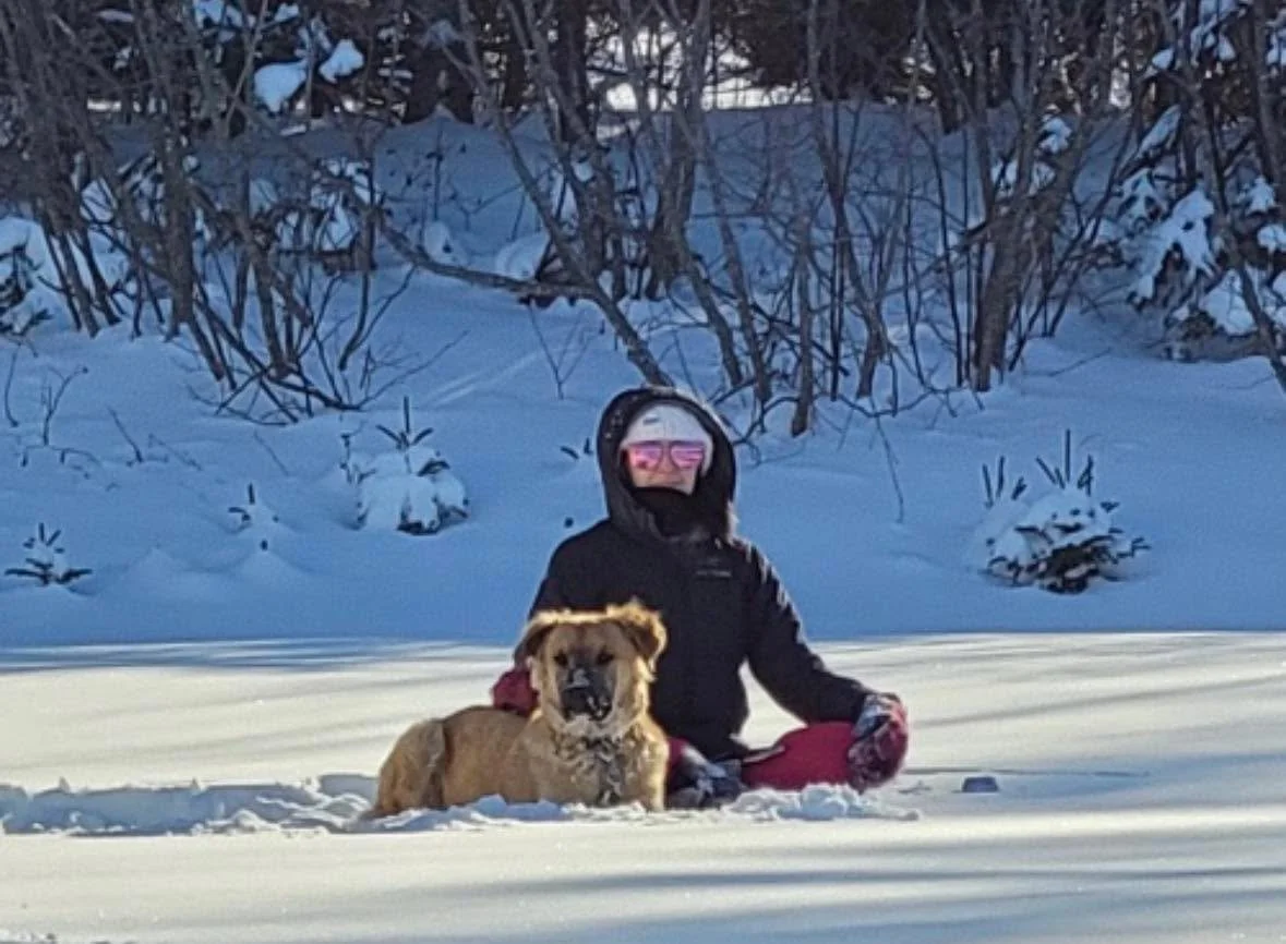 Old picture from 2022, I was doing yoga nidra in the snow when suddenly I felt a furry being beside me 🥰..my eyes are close and John happen to be there at the right moment. Simon is my zen sidekick! He did the whole Daring To Rest&trade;️ Yoga Nidra