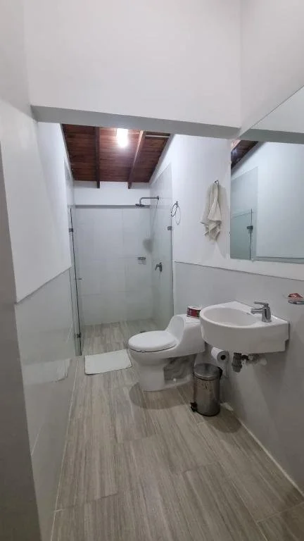 room bathroom pic.jpg