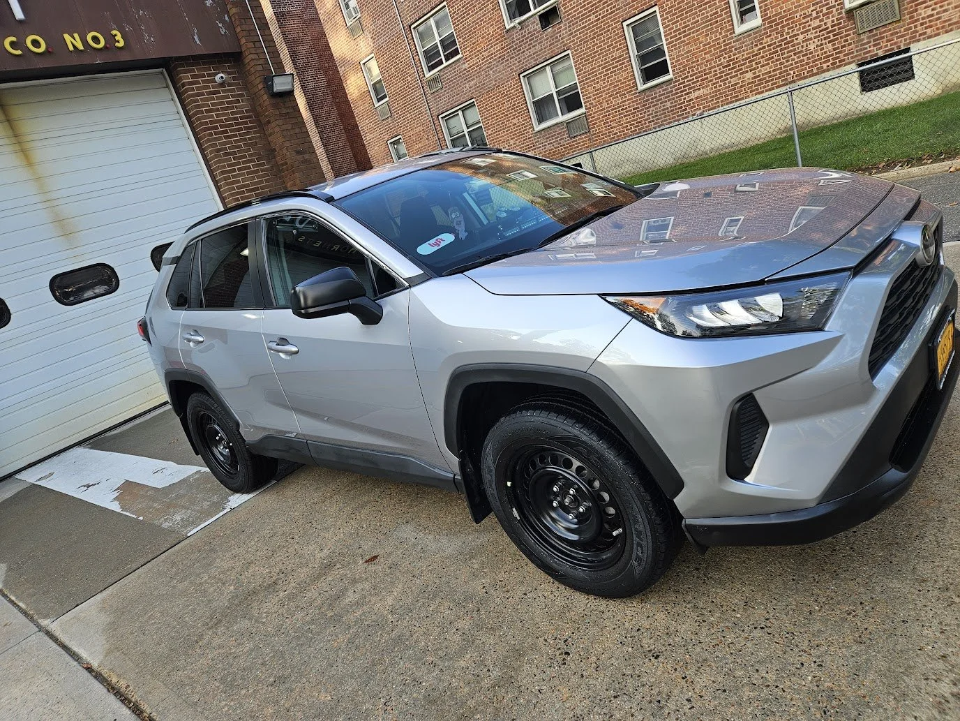 Oranssi carpenter using bench saw