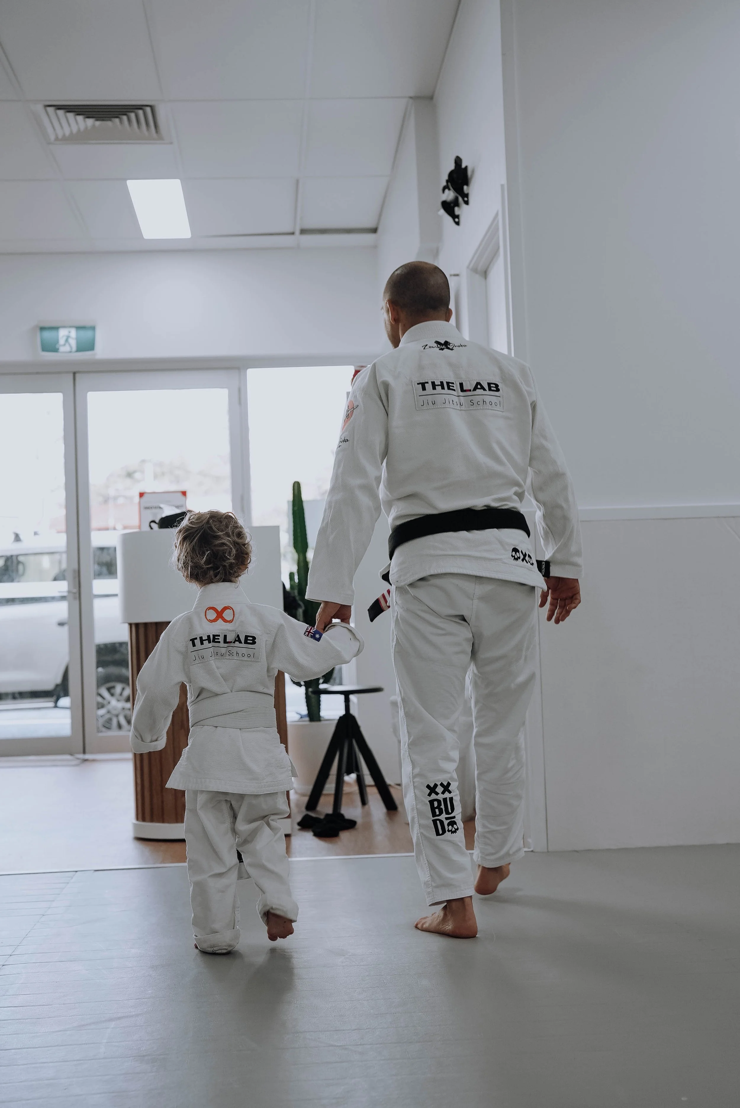 kids and parents in jiu jitsu